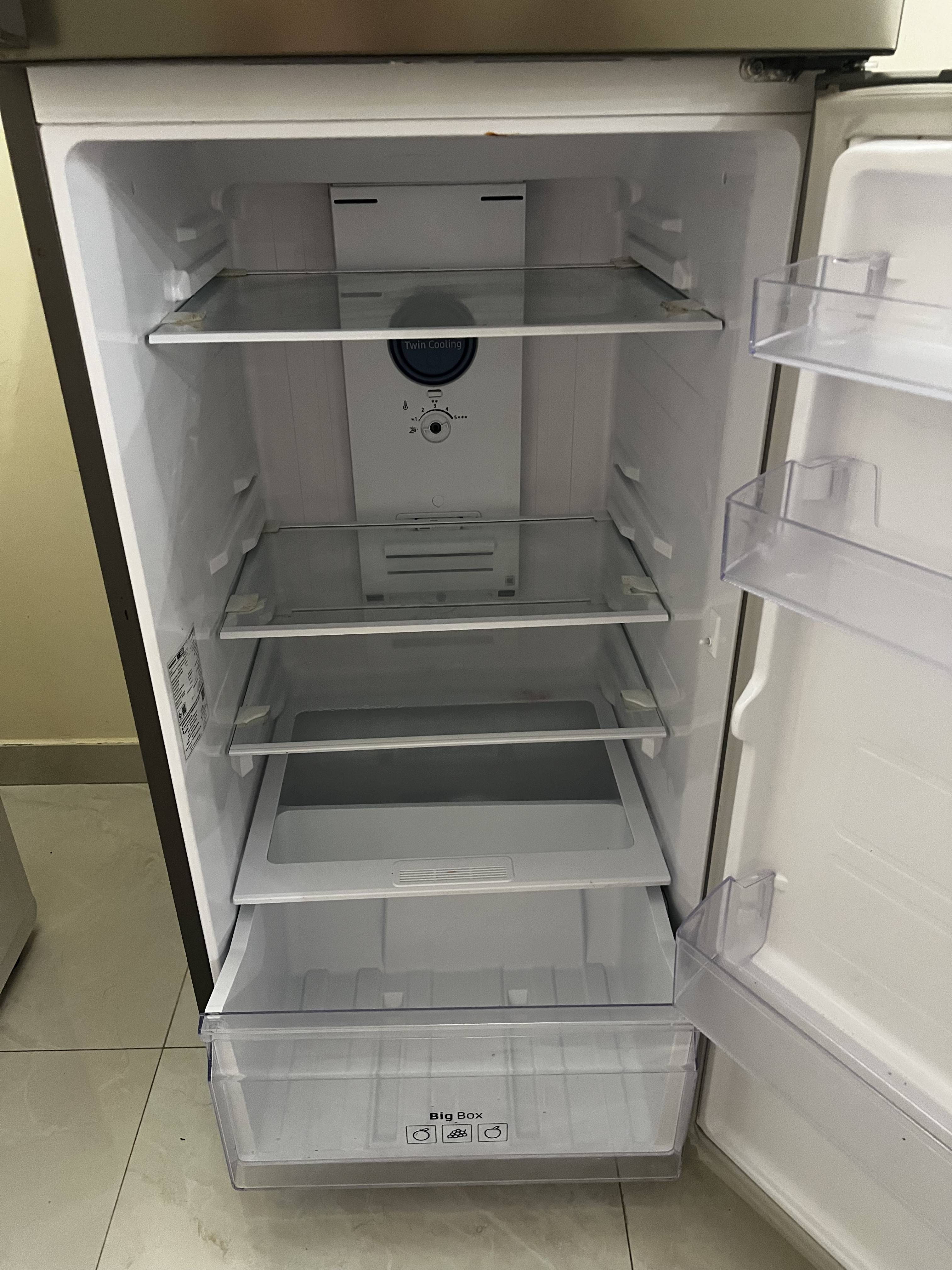 Refrigerator almost new - Image 1