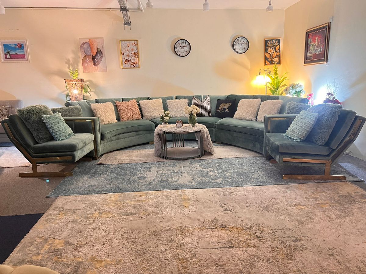 Homes r us brand U shape sofa - Image 4