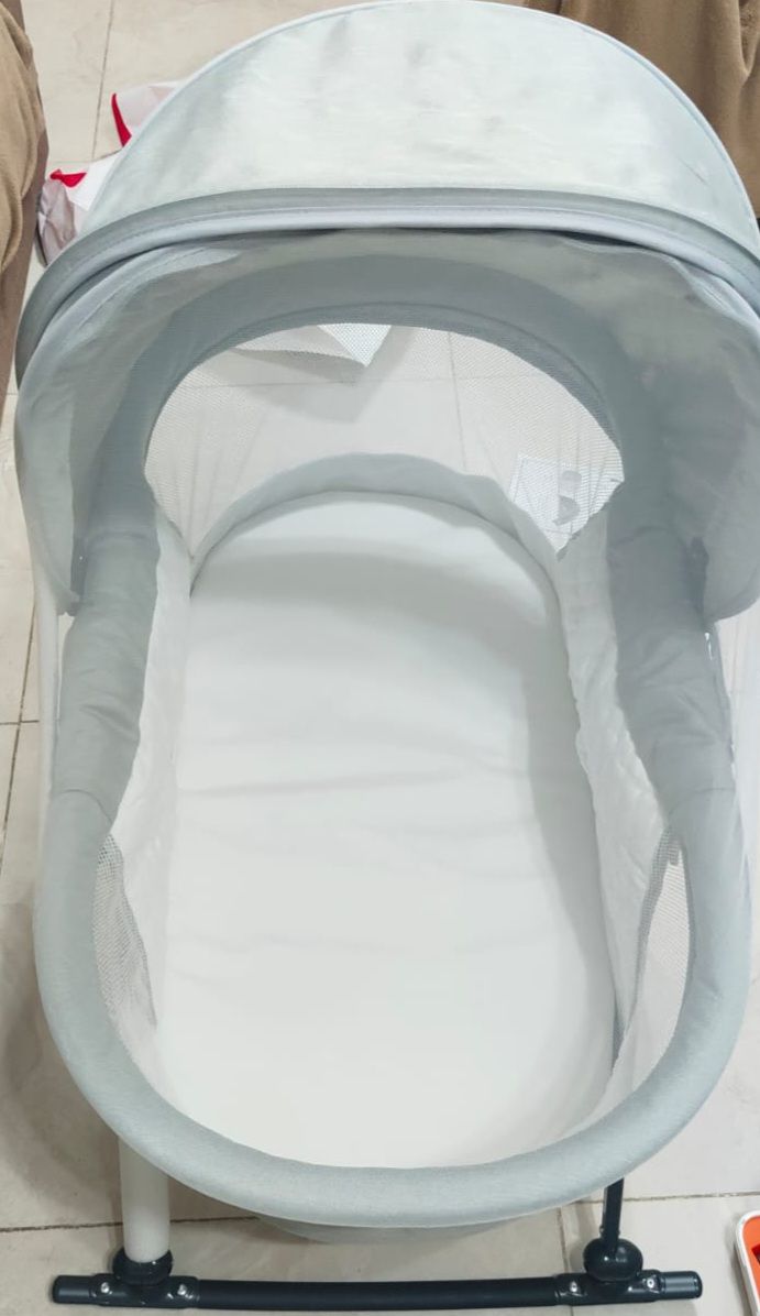 Juniors brand baby bed/cradle with rocker mode - Image 1