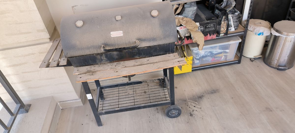 Dining table and grill smoker - Image 4