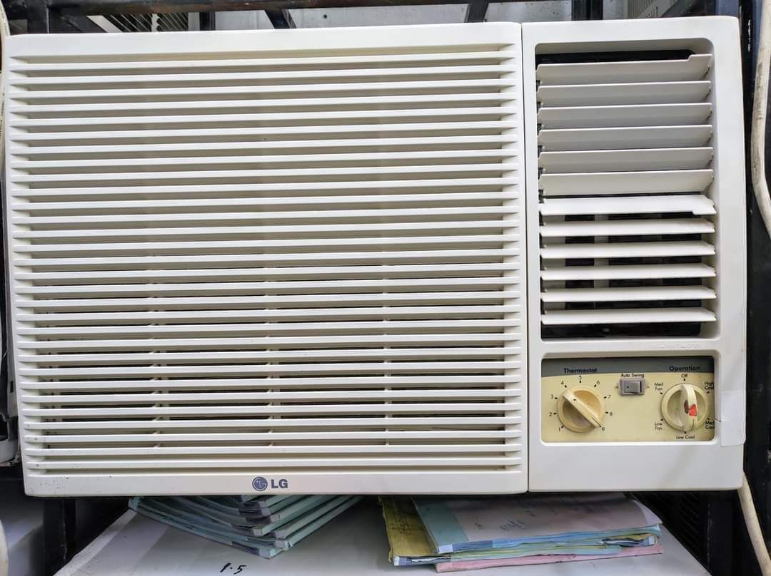 Window ac for sale good conditions delivery fixing available - Image 1