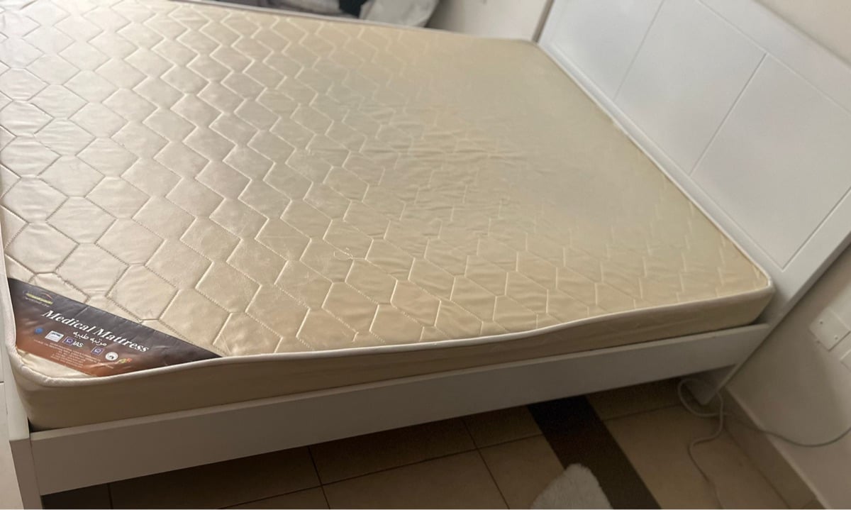 Queen bed frame + mattress - Image 4