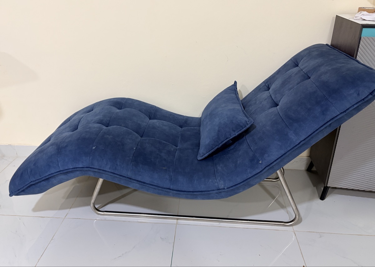 Modern Blue Lounge Chaise – Excellent Condition! - Image 3