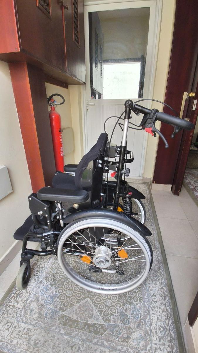 Small-seat wheelchair, made in Germany - Image 3