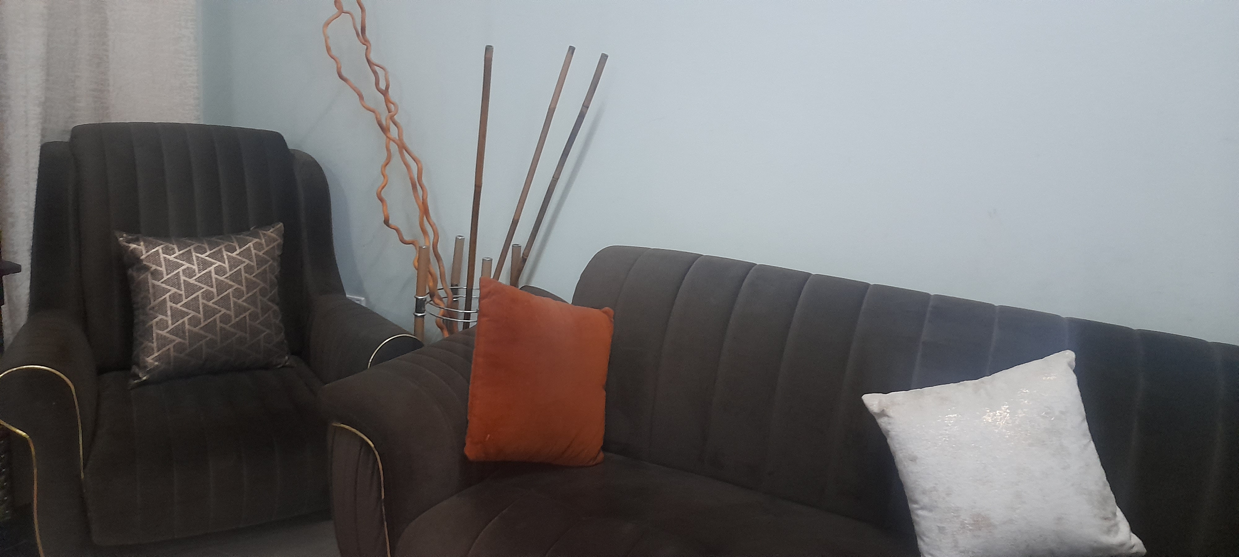 Very good condition velvet sofa set 8 seater - Image 6