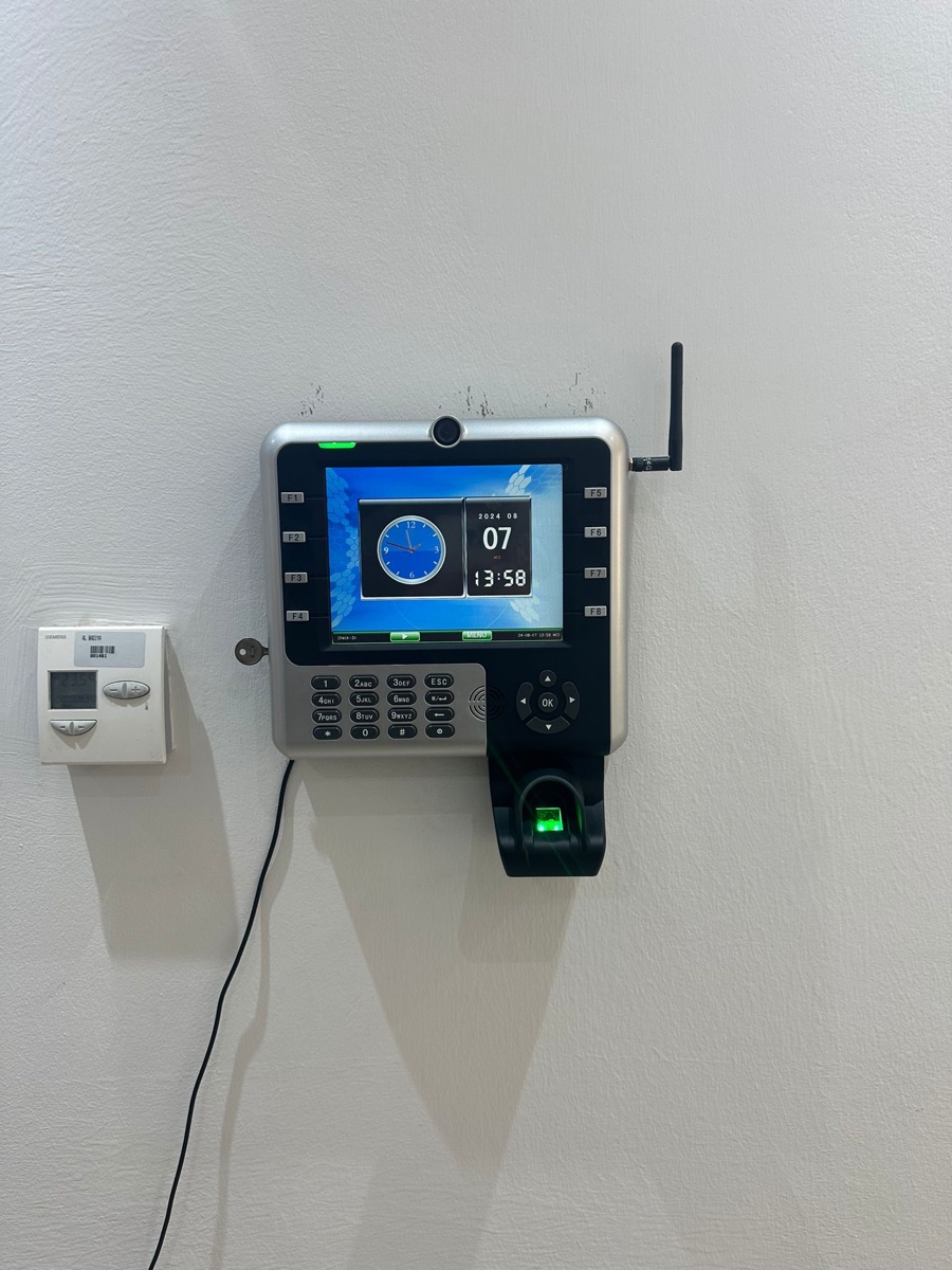 Biometric Attendance Machine - iclock2500 - Image 1