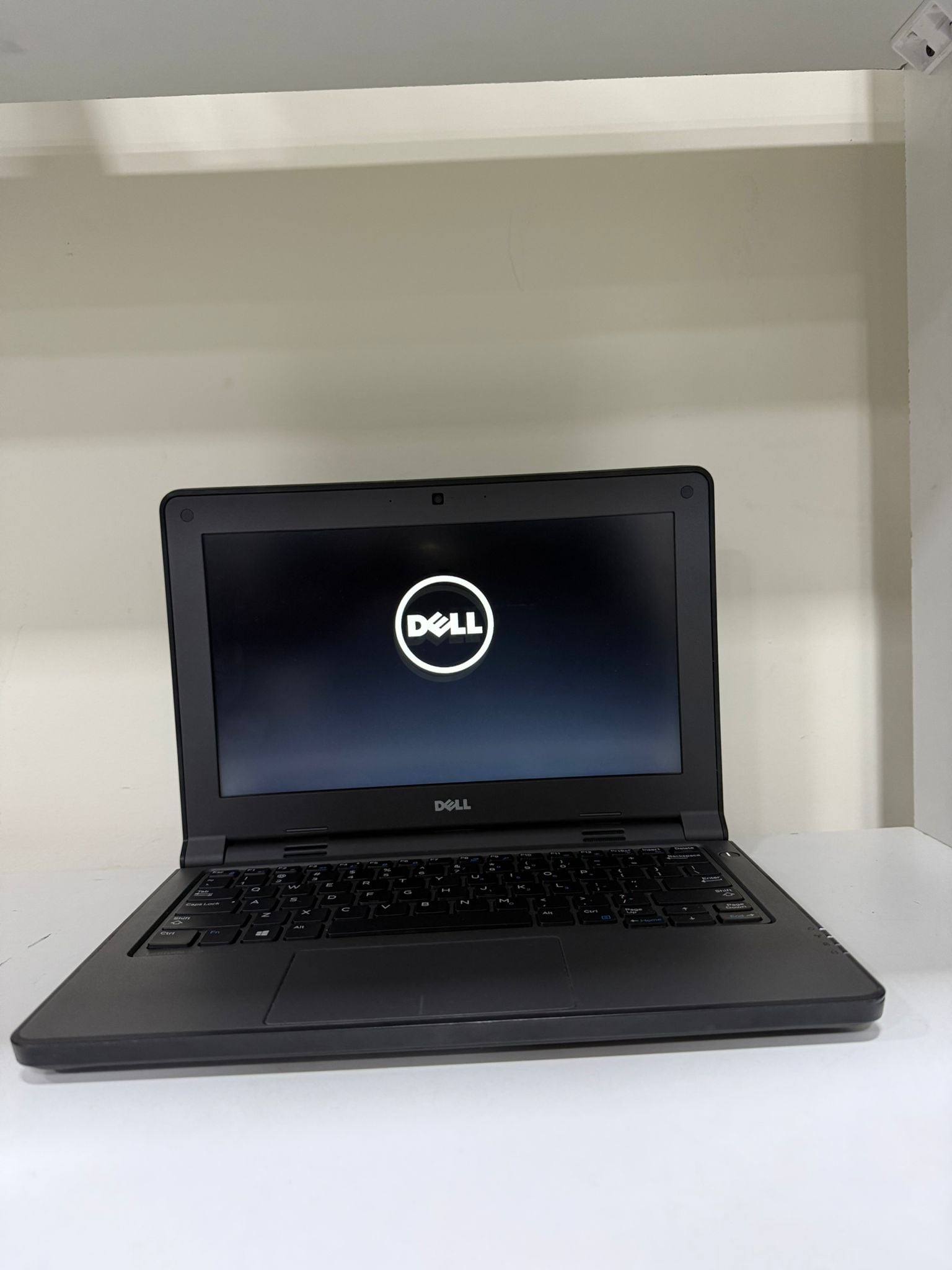 Dell laptop 13.5 Inches - Image 1