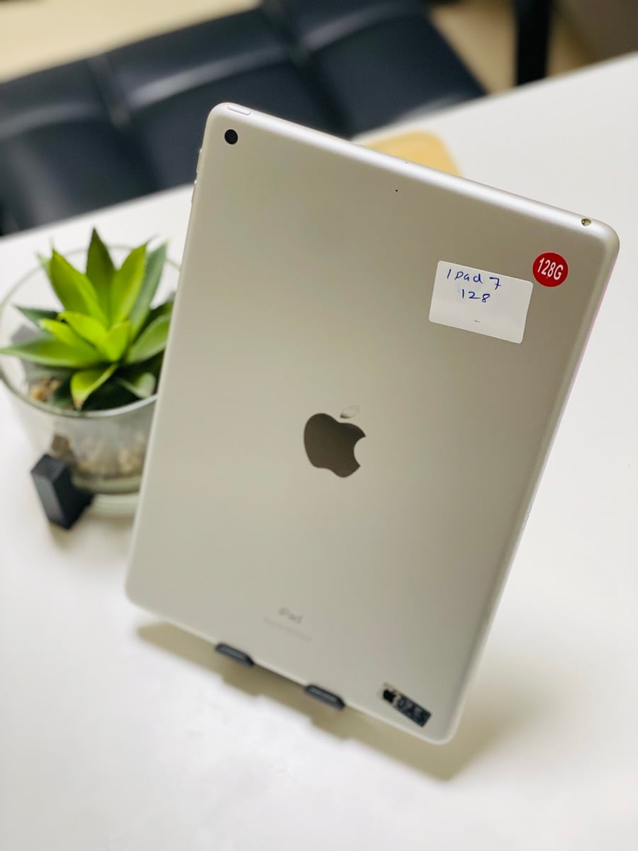 i Pad 7 128 Gb Silver color - Image 2