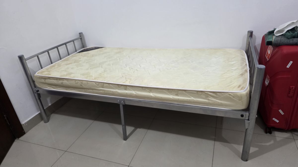 Bed wits mattress - Image 1