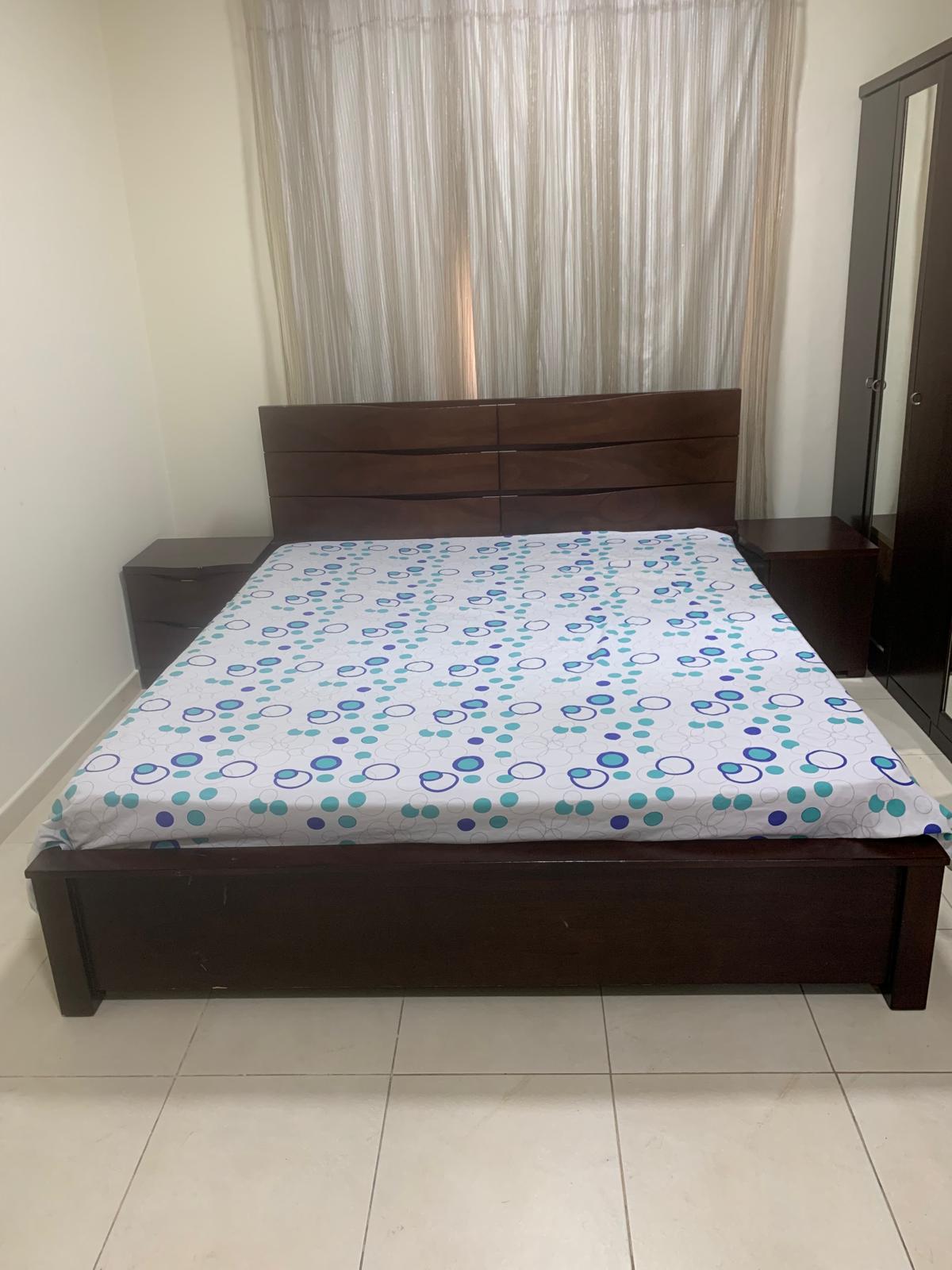 Bed set with side tables and storage drawer on both sides - Image 1