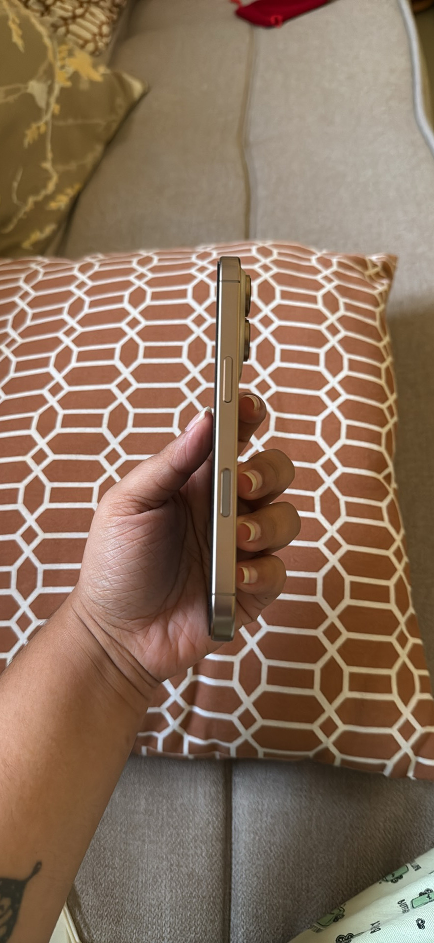 Iphone 16 Pro  - Image 2