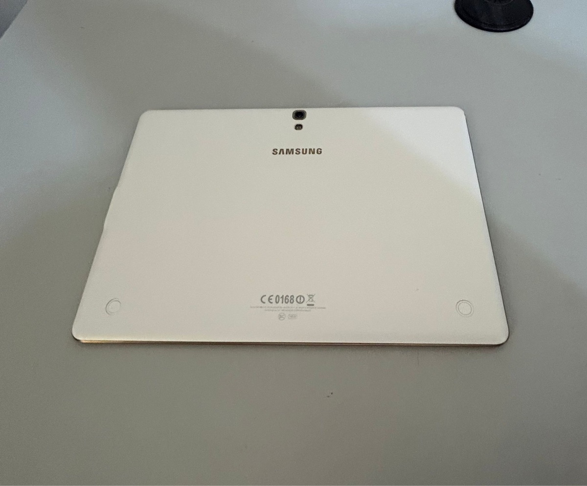 Samsung iPad T800 USA Original – 10” Display, Like New, with Charger & Cable - Image 2