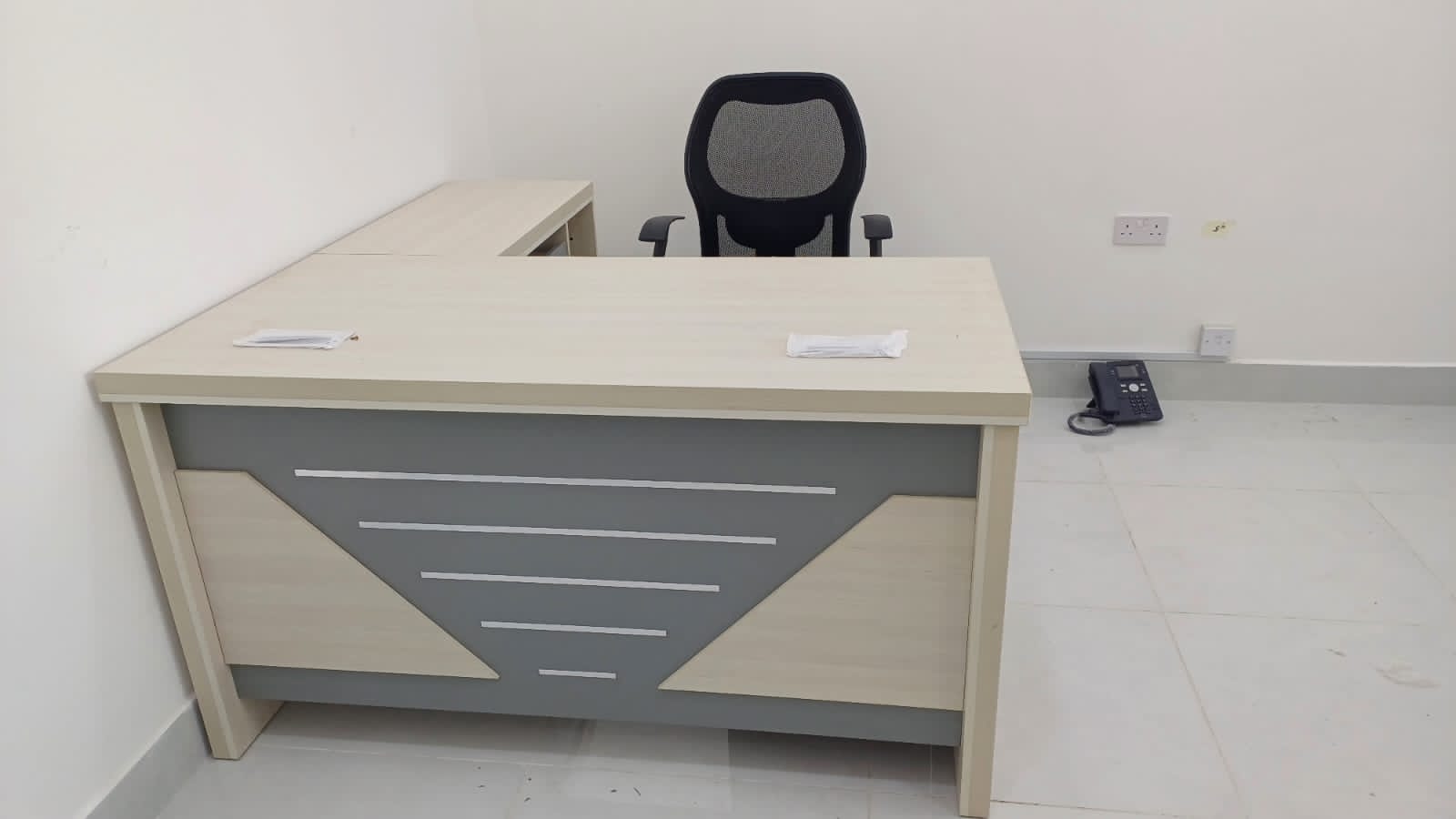 EXEUCTIVE OFFICE DESK - Image 1