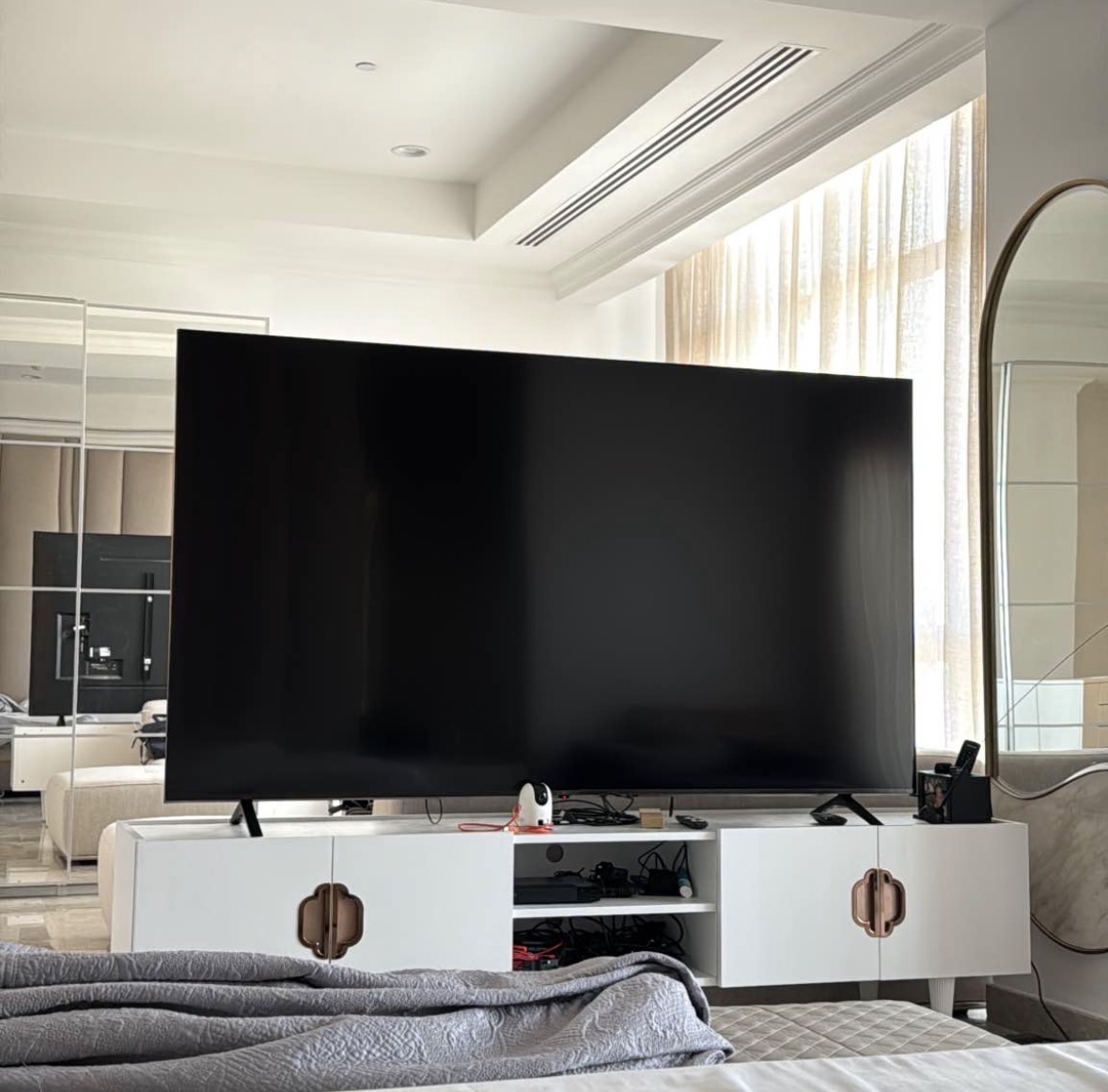 82‑inch 4K UHD smart TV LG -, with stand, remote and wall bracket - Image 3