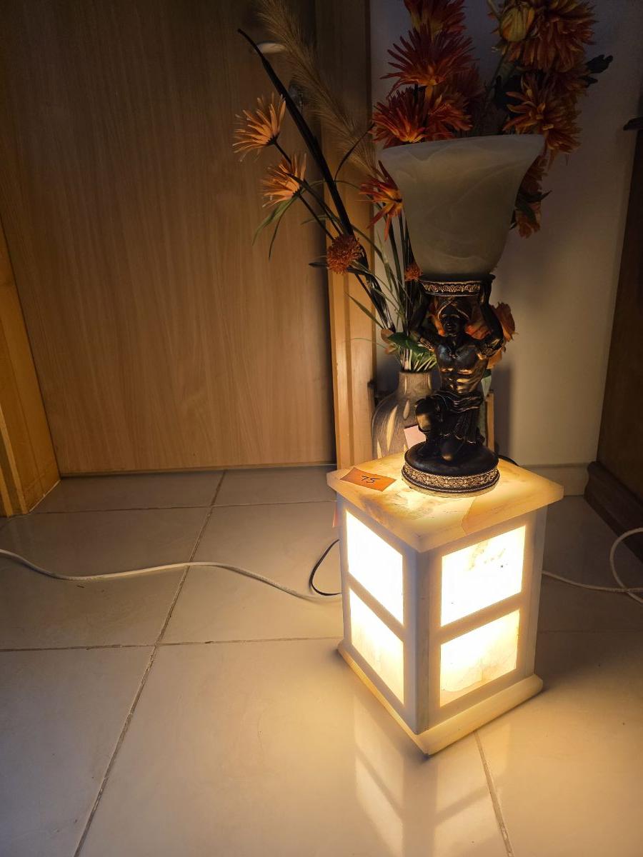 2 pairs of lamp shades and 2 pendent lights - Image 1
