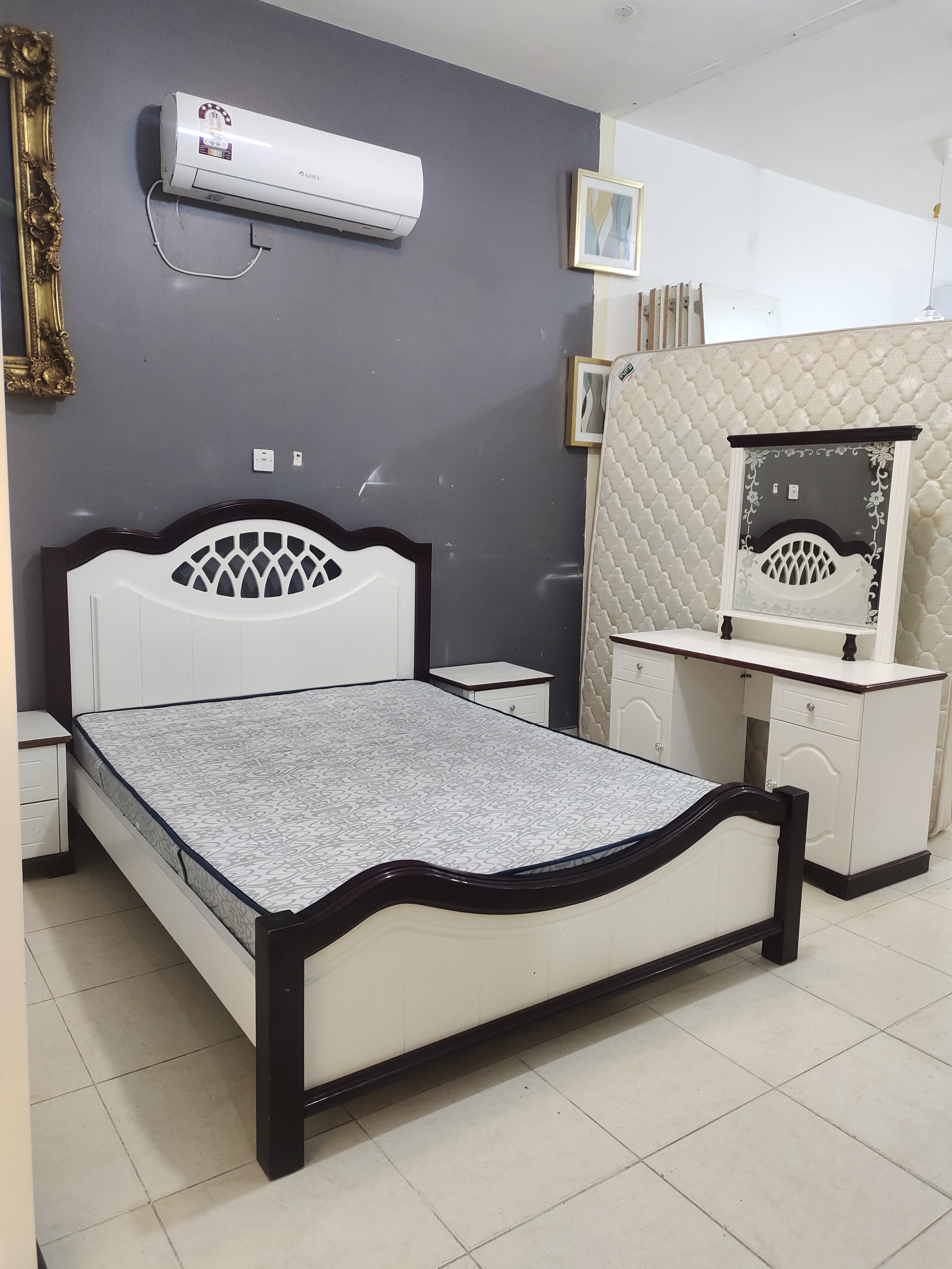 Queen size bedroom set for sale  - Image 3