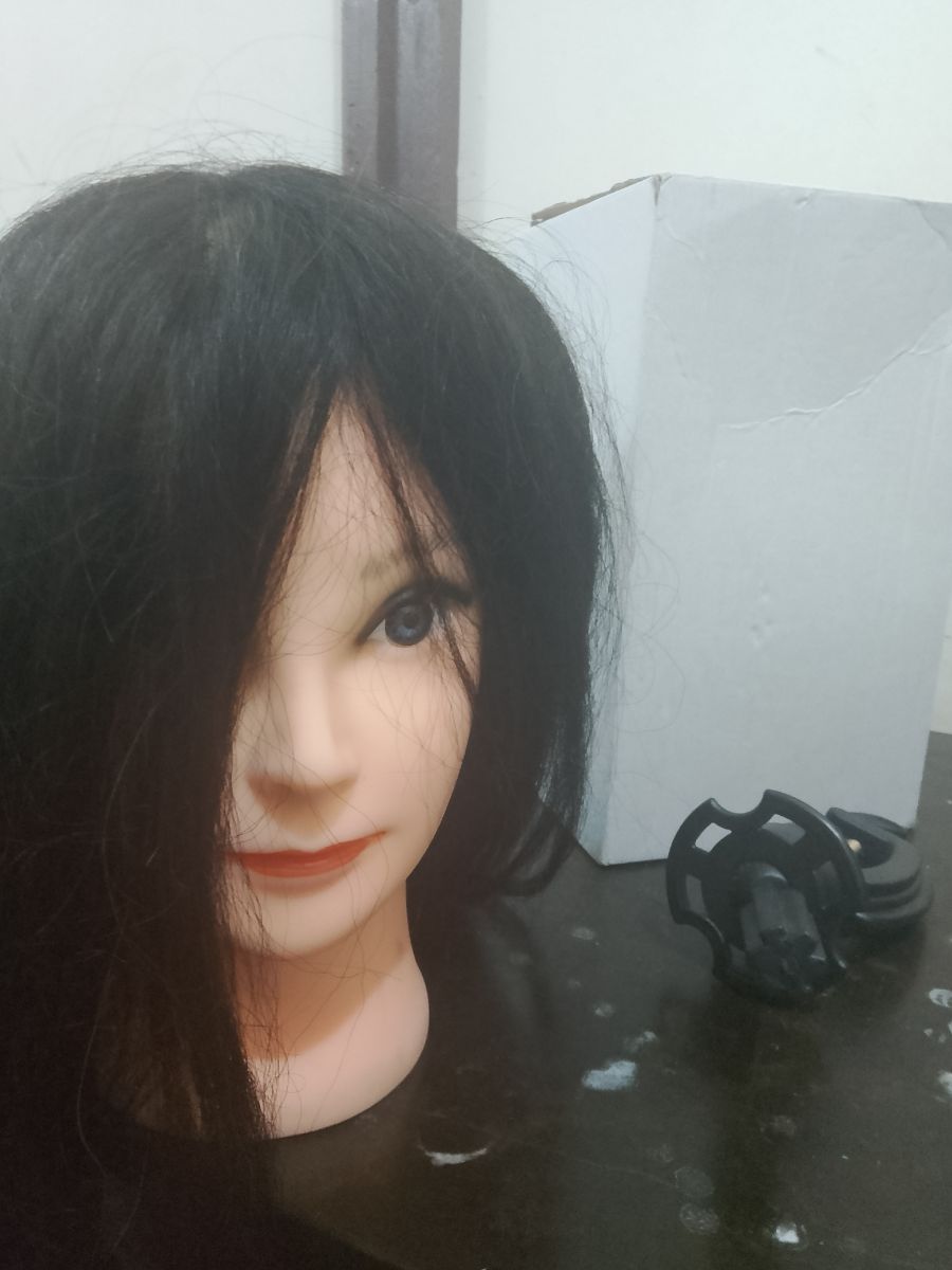 Mannequin head with real hair for hairstyling - Image 1