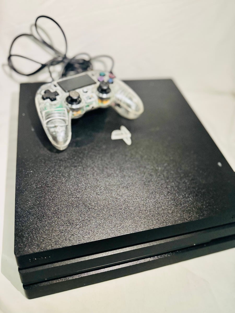 PlayStation 4 pro 4kwith one controller (wired) It’s in good condition  No issues  I sell at only 590qr Call or WhatsApp 31067127 - Image 3