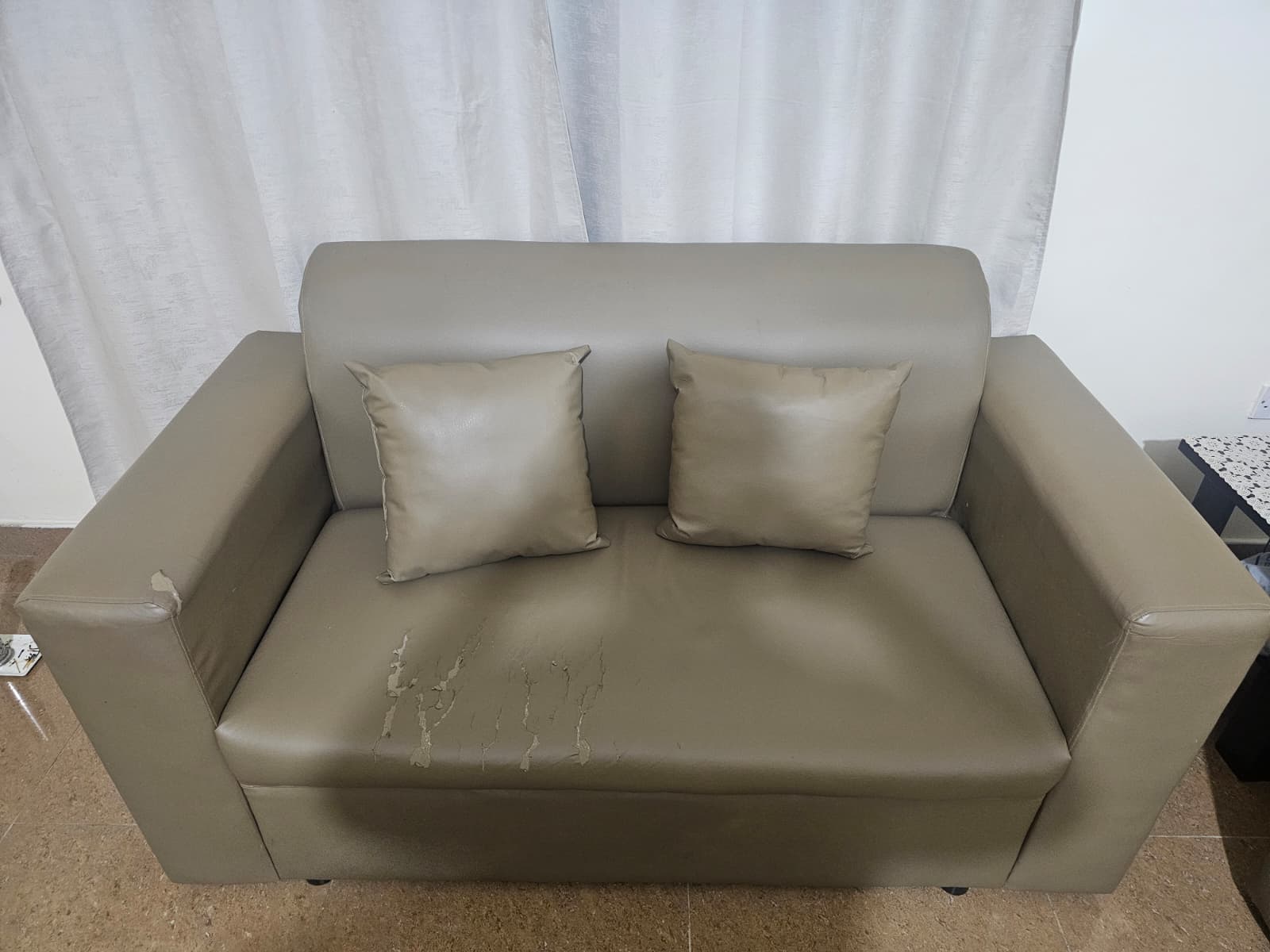Sofa in usable condition - Image 1