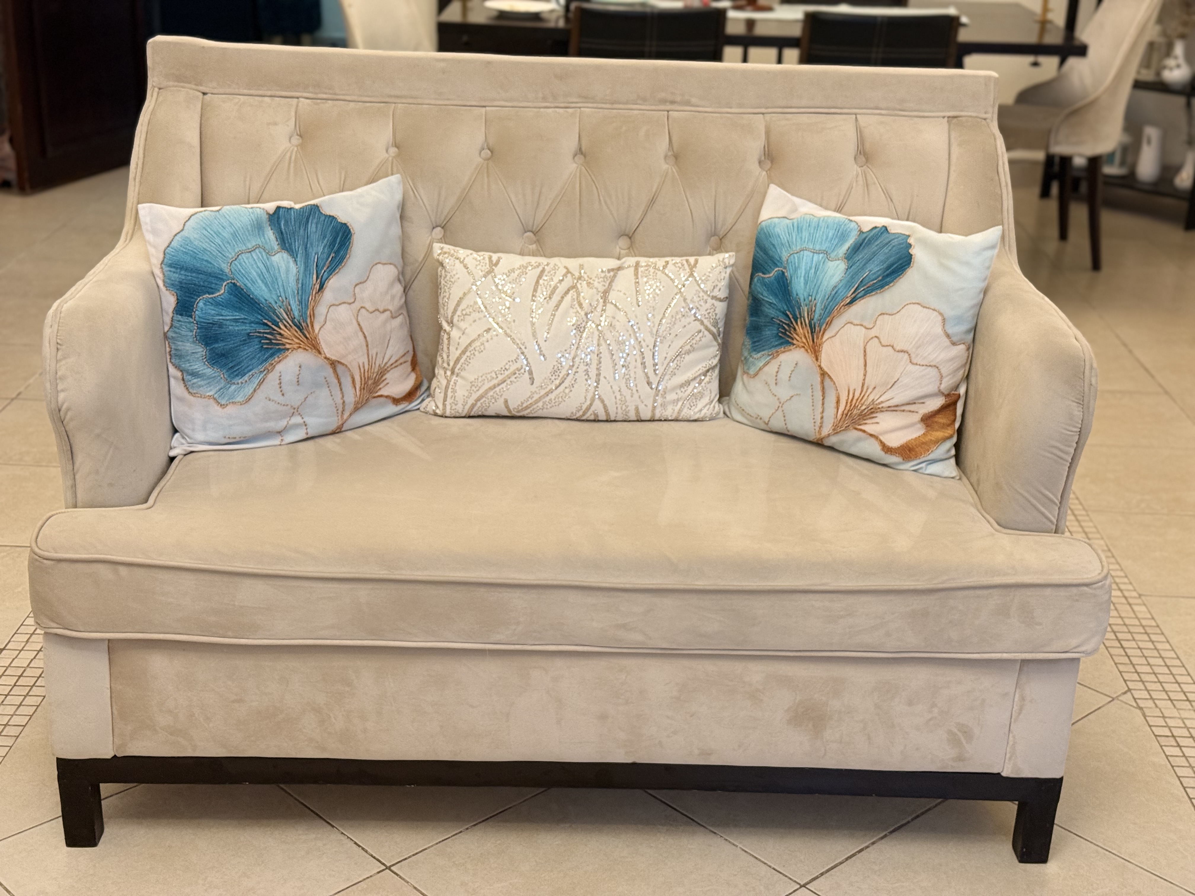 3+2+1+1 sofa set 2100qr, all wall decor 120qr, bed with side tables and mattress 500qr - Image 4