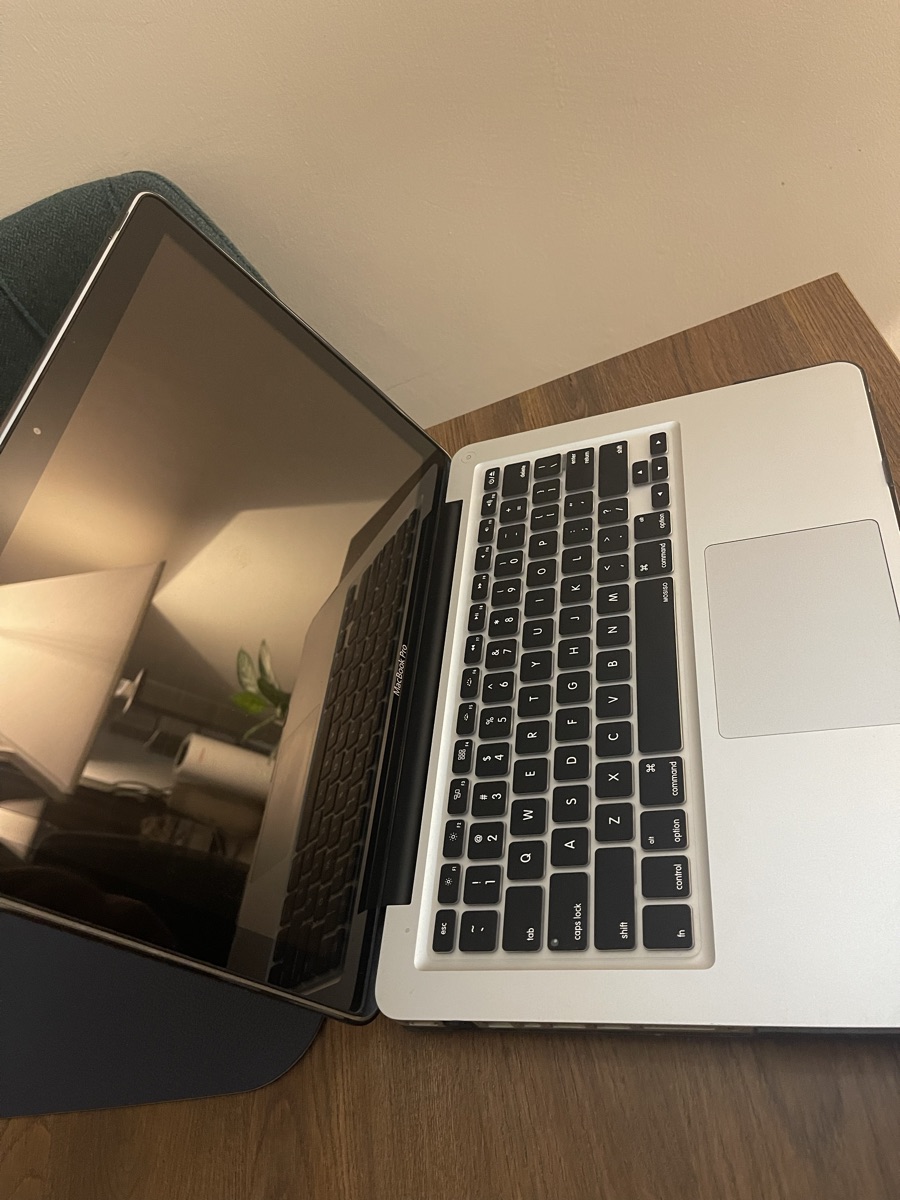 Macbook pro I5 - Image 2