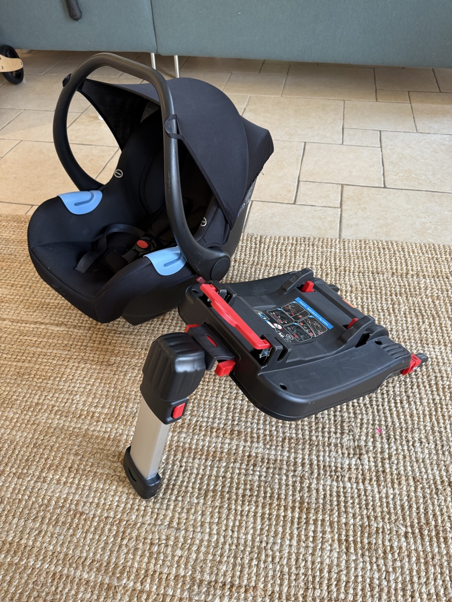 Car seat with iso fix base - Image 1