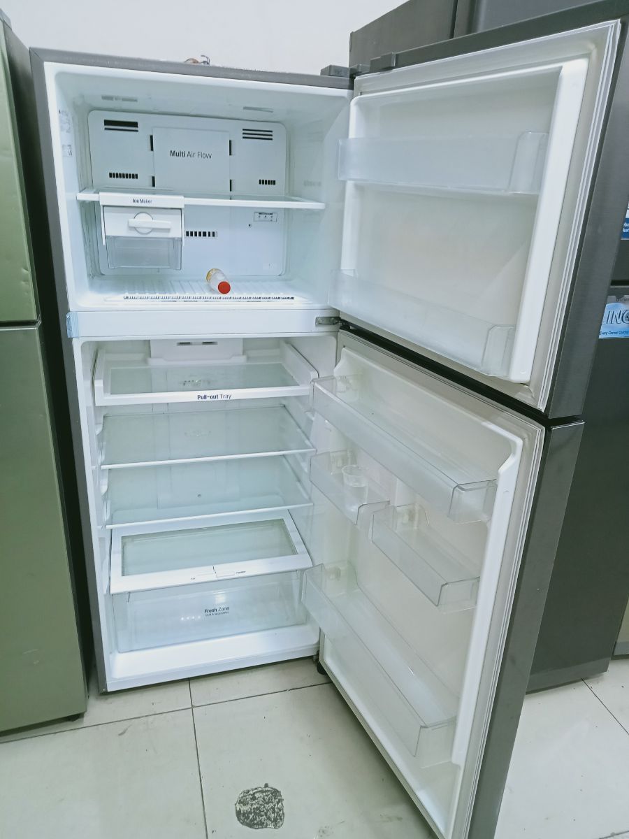 LG refrigerator available for sale - Image 2