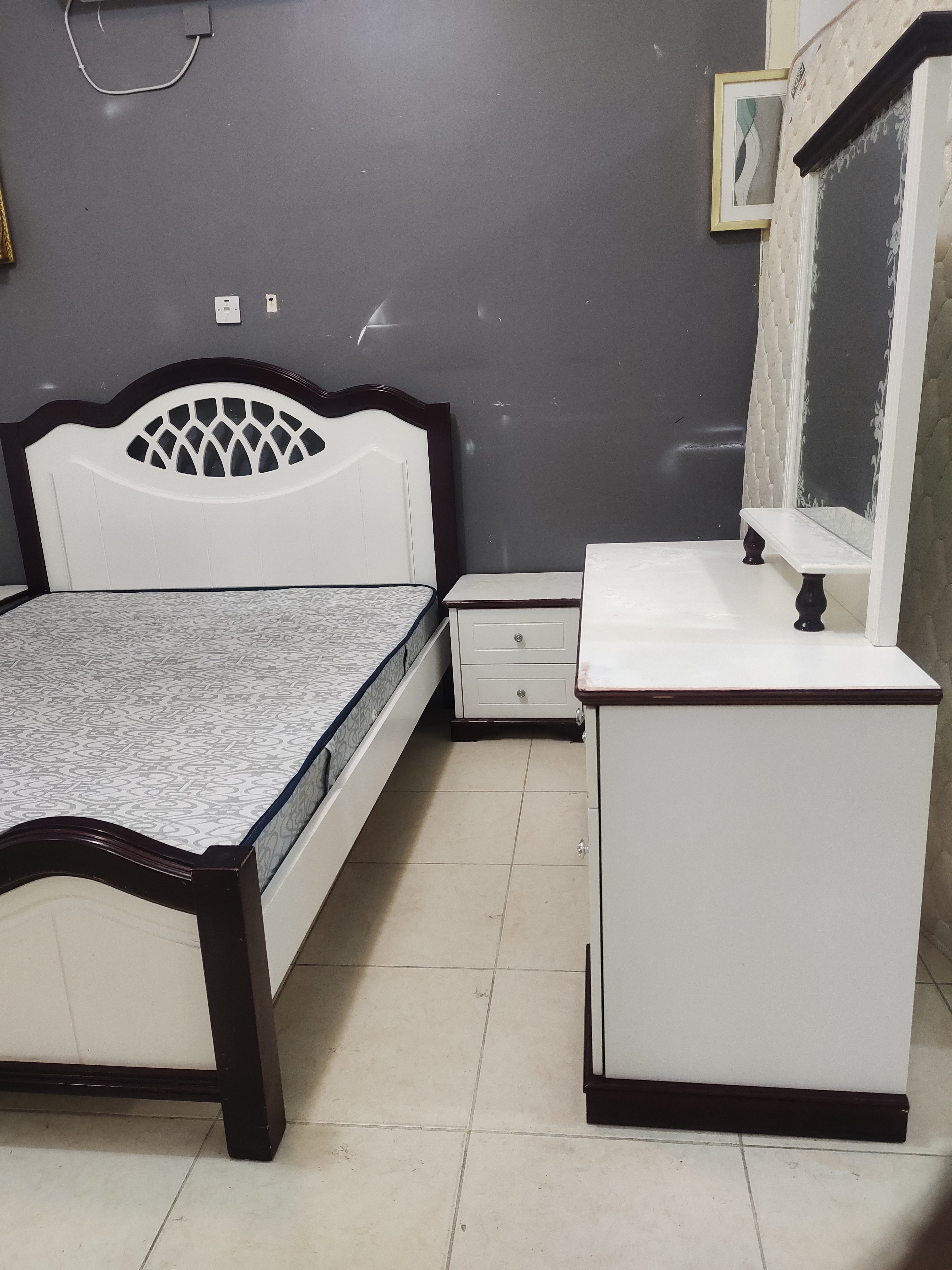 Queen size bedroom set for sale  - Image 4