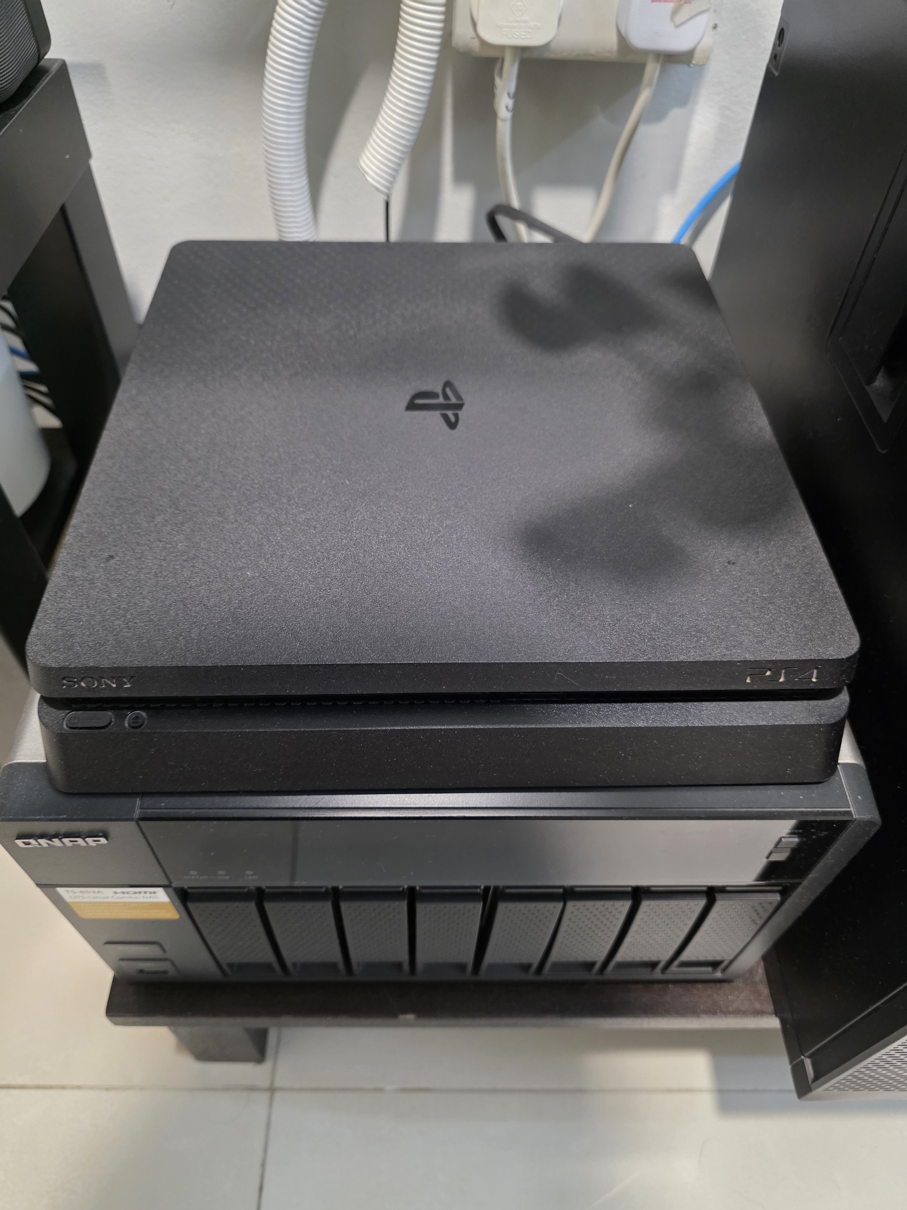 PS 4 Slim 500 GB - Image 1