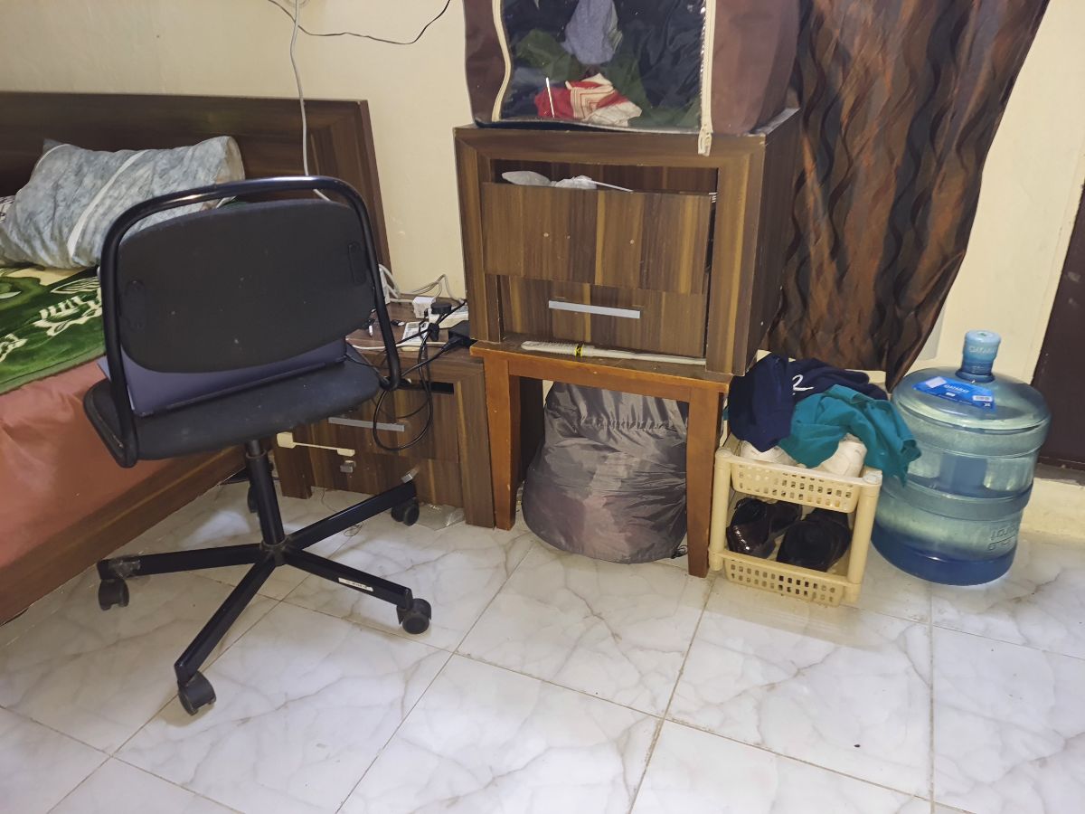Household appliances (Bed, chair, mirror table, normal table, pressure cooker, kitchen utensils, frying pan - Image 2