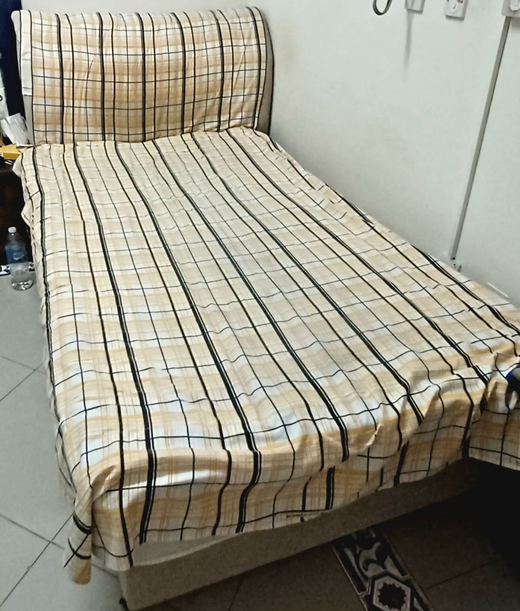 Single bed with mattress for sale - Image 3