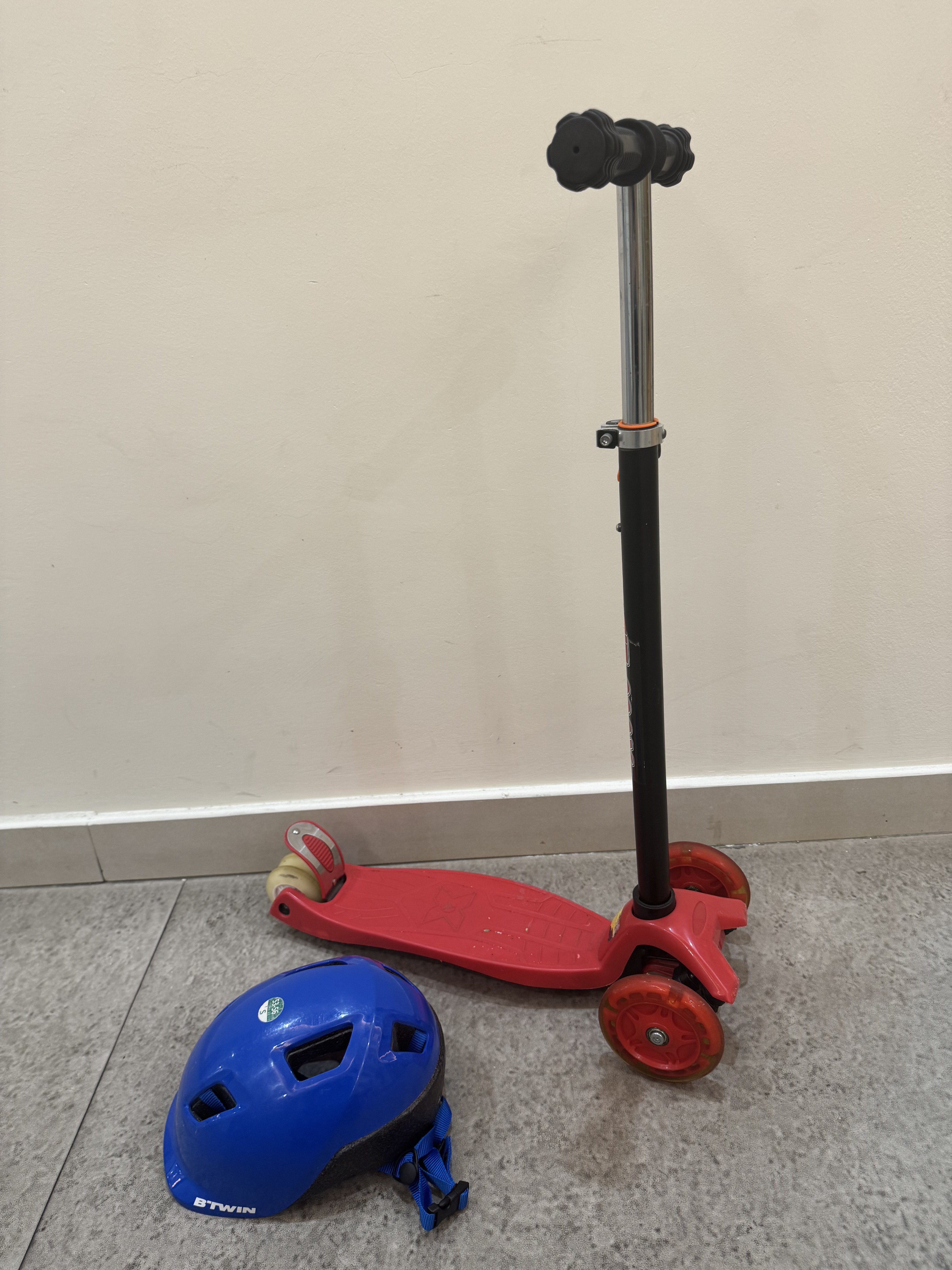 Scooter & helmet  - Image 4