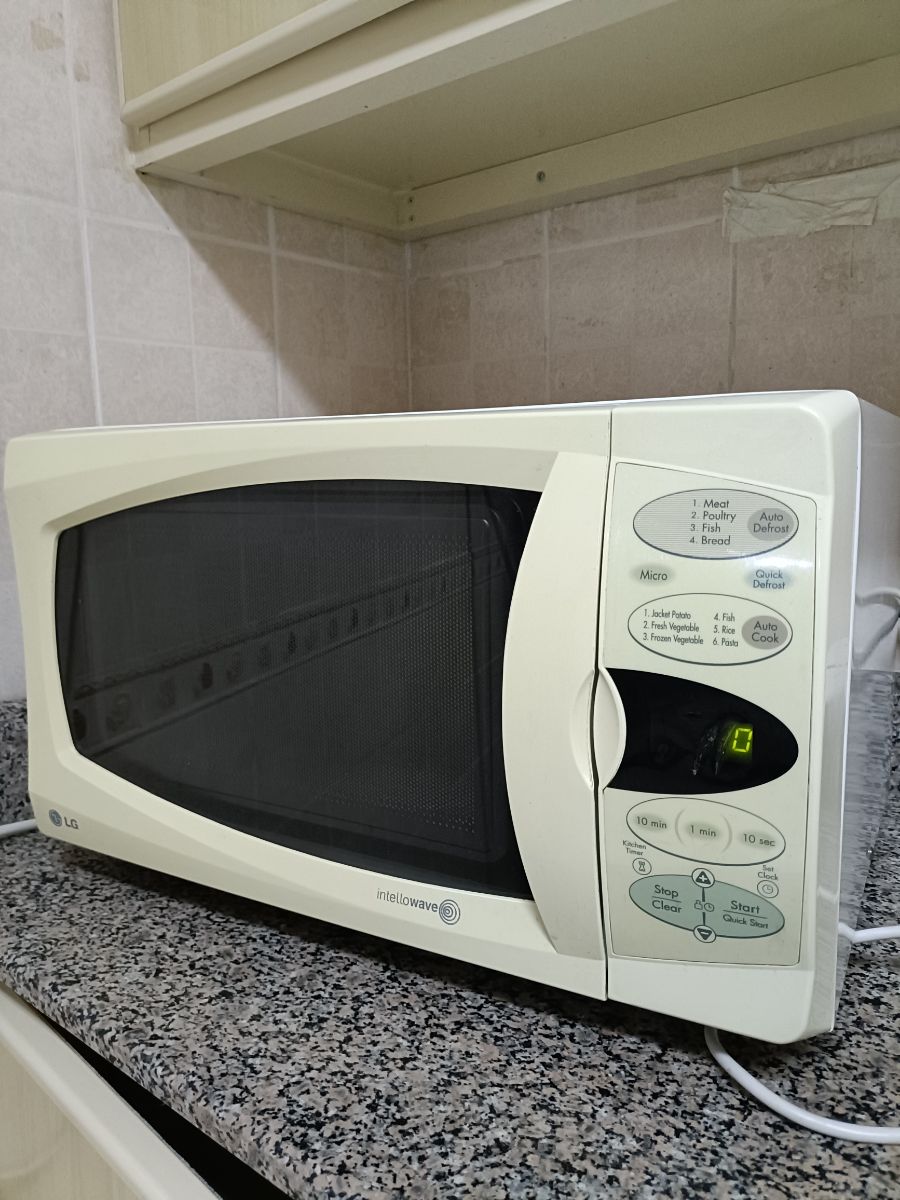lG Microwave - Image 7