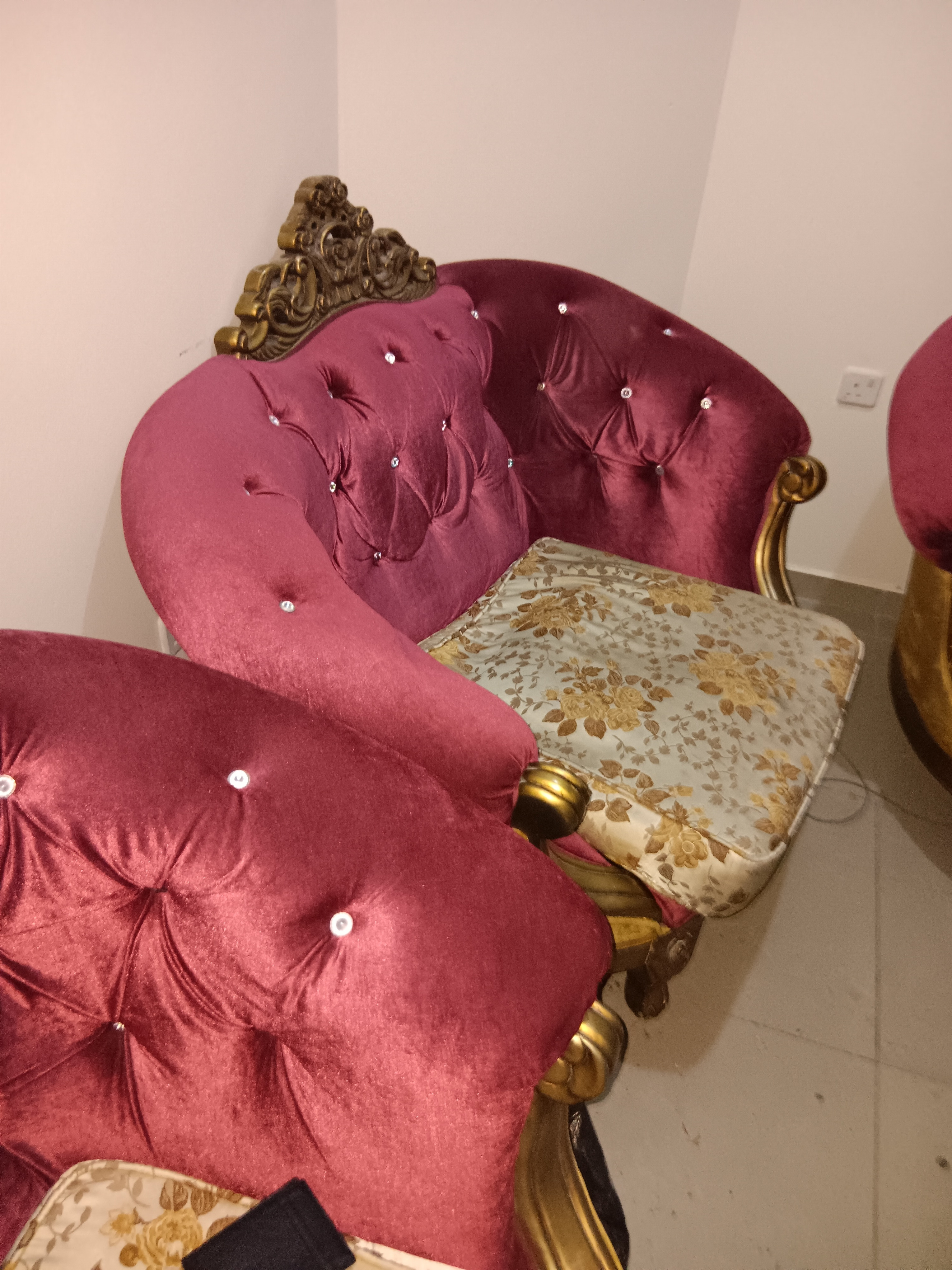 LUXURY SOFA 4 SALE 4 PCS طقم كنب فخم للبيع - Image 2