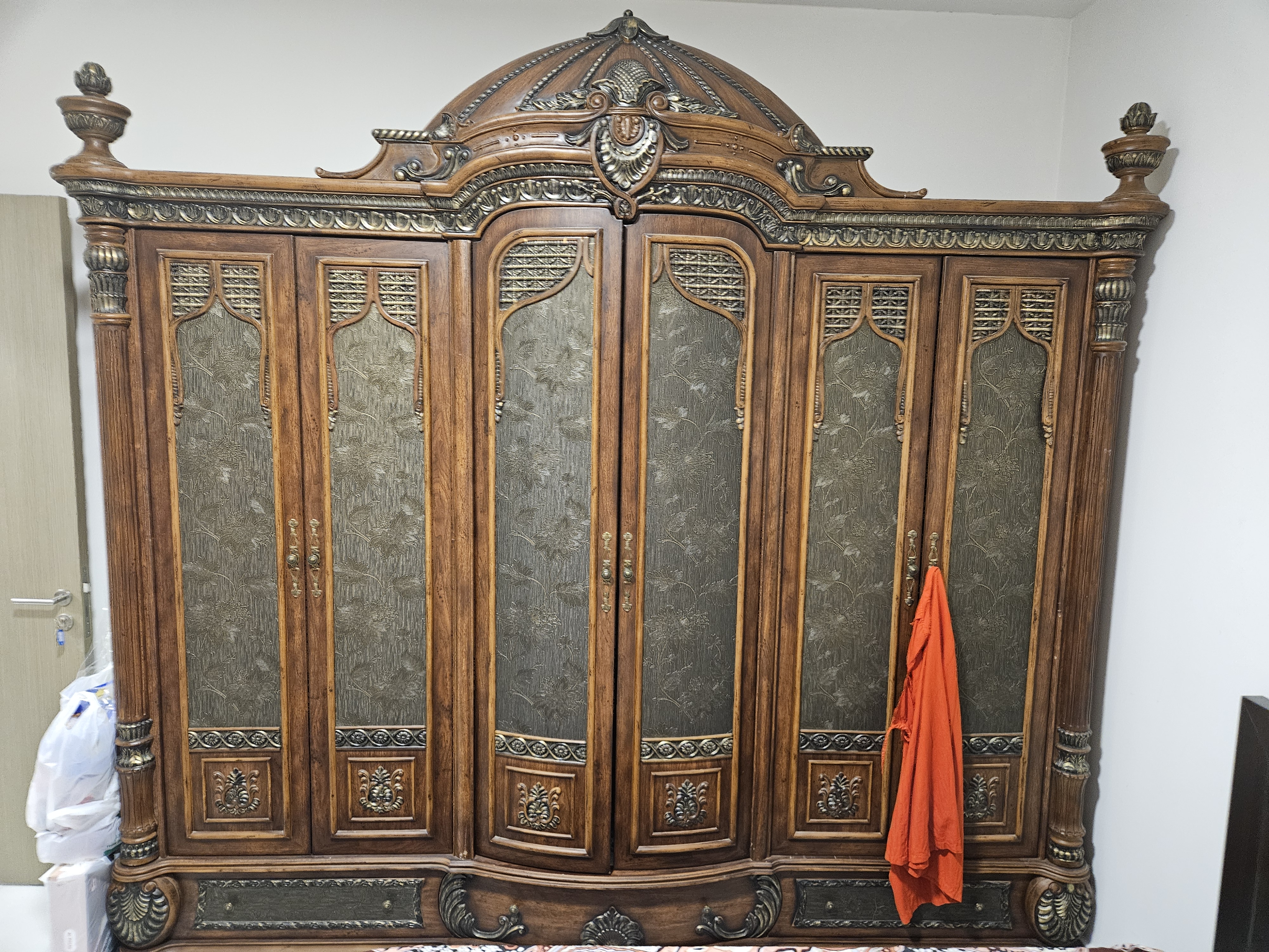 Cot and Mattresses, Dressing tabel, side tabel(2), 6 door cupboard  - Image 8