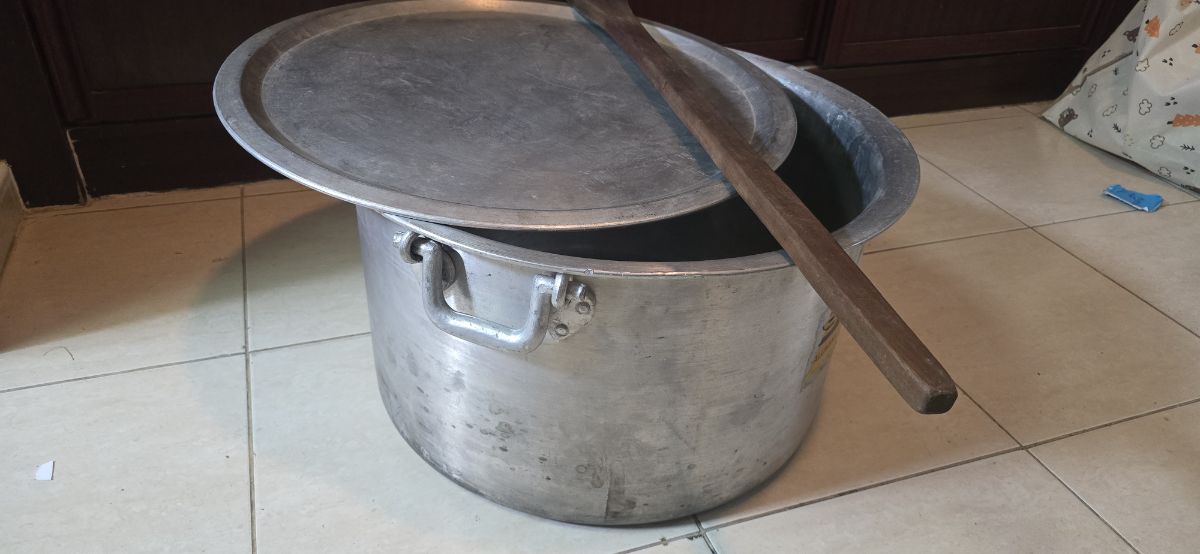 Big size Cooking Pot / Stewpot with lid and long wooden stir for sale - Image 2