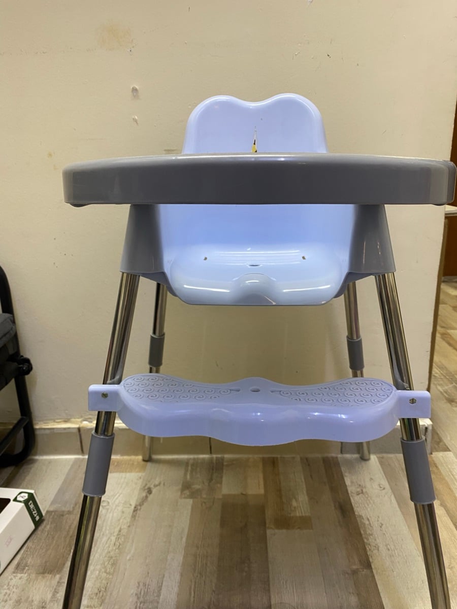Adjusting high chair with legs - Image 1