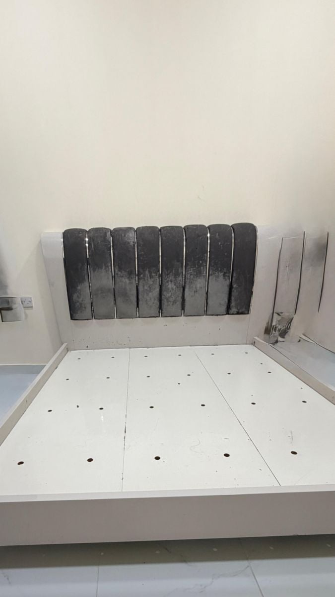 White wood bed + matress - Image 1