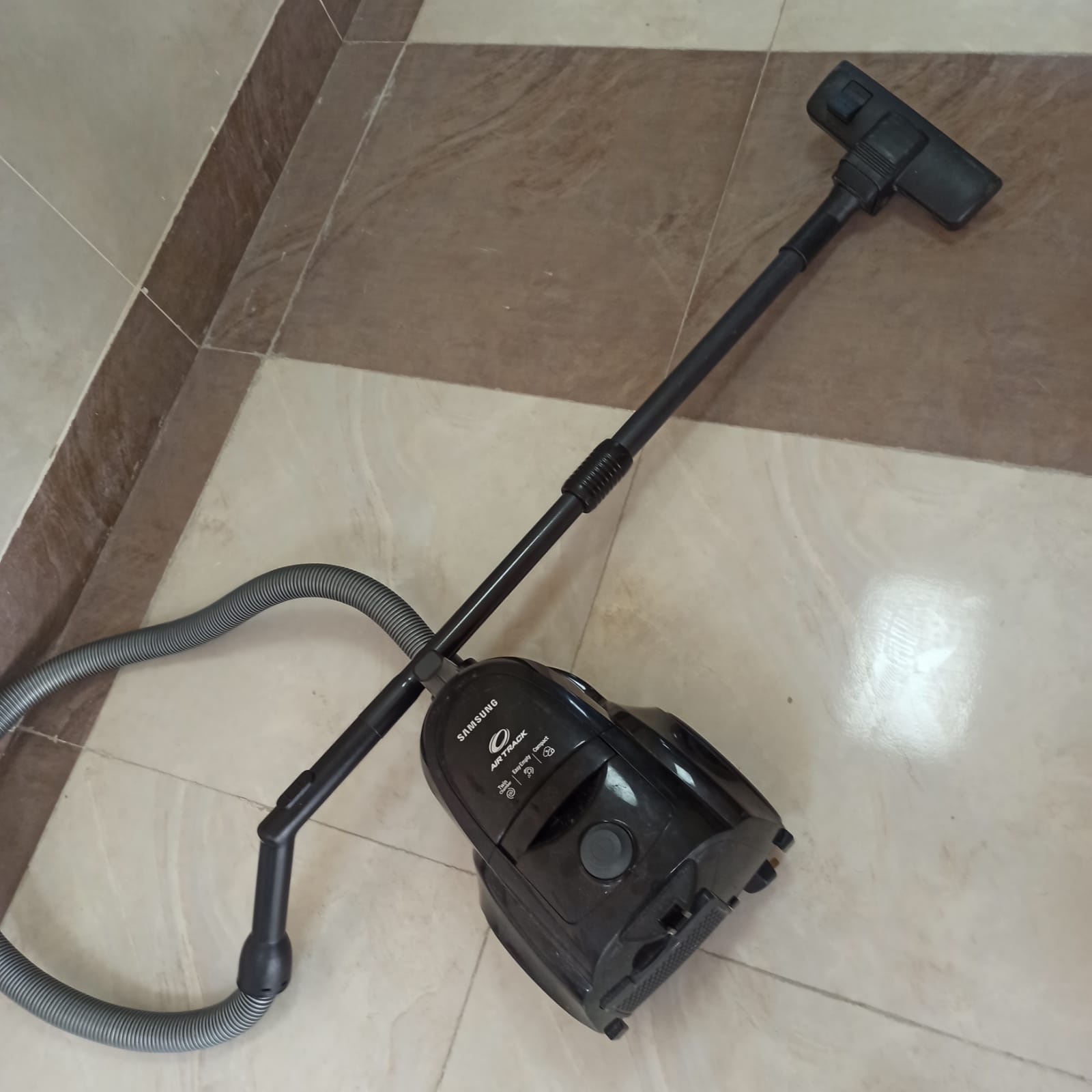 Samsung Vacuum Cleaner 1800 to 2000 Watts  - Image 3