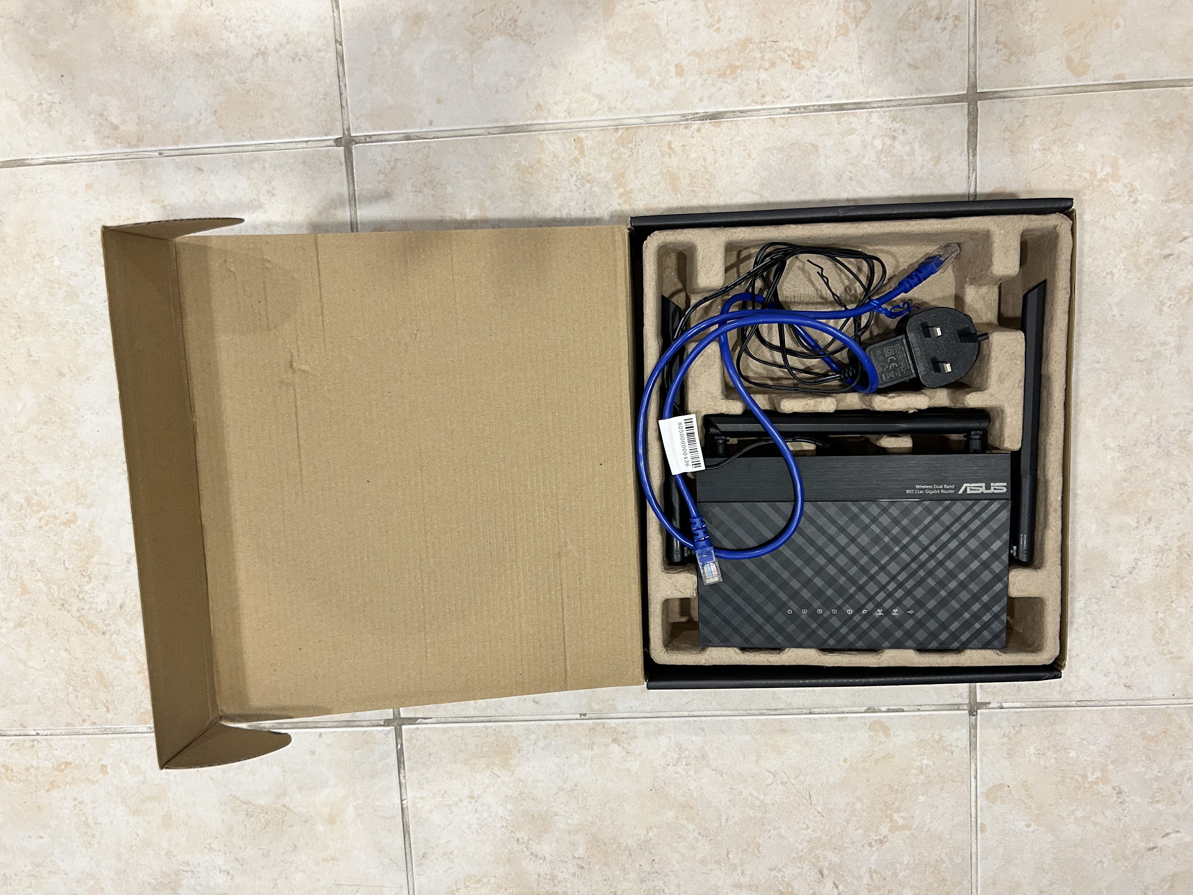 Asus AC1300 dual band WiFi router in mint condition  - Image 2