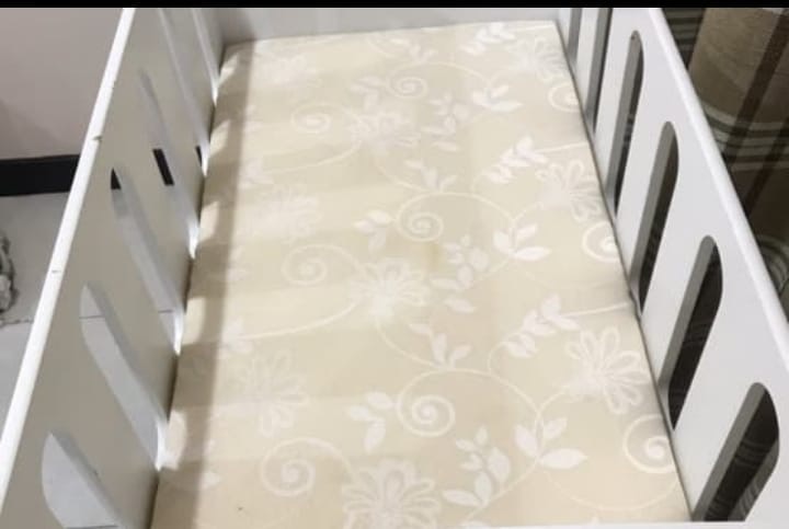Premium Zoe Baby Cradle + Mattress – Excellent Condition! - Image 5