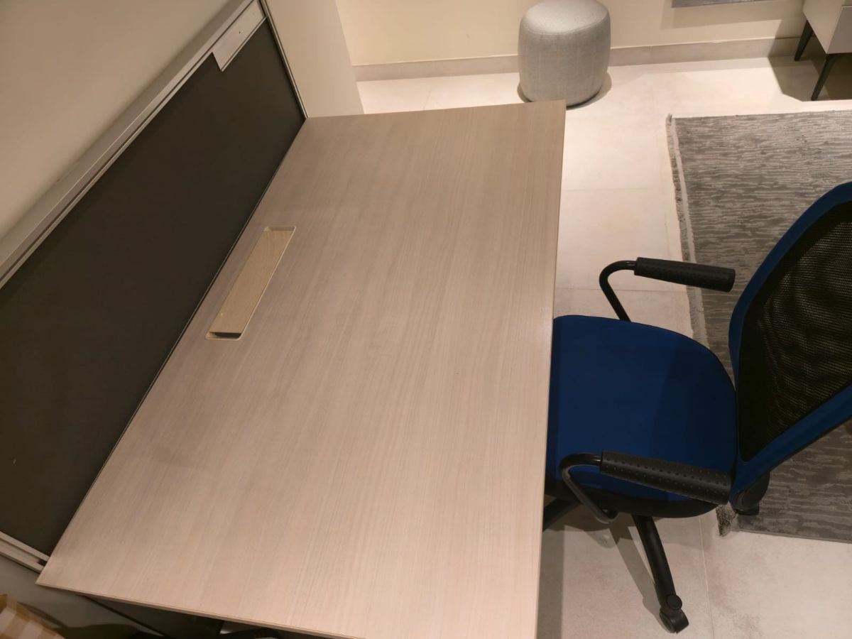 Office chair and table - Image 1