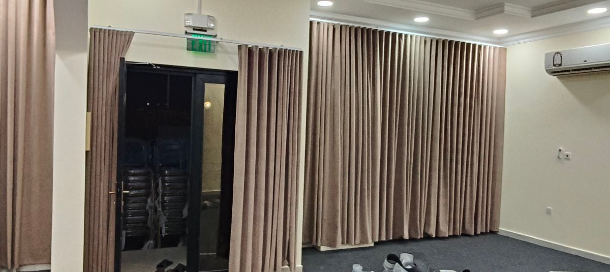 Curtain - Image 2