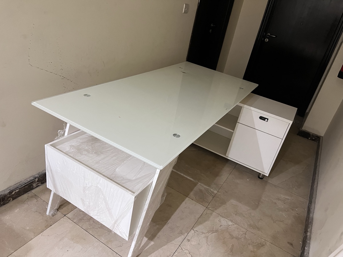 Glass office desk and round table - Image 5
