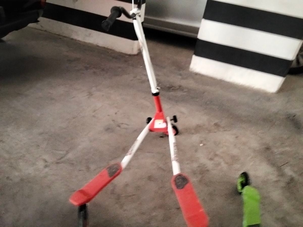 Three wheeler scooter - Image 1