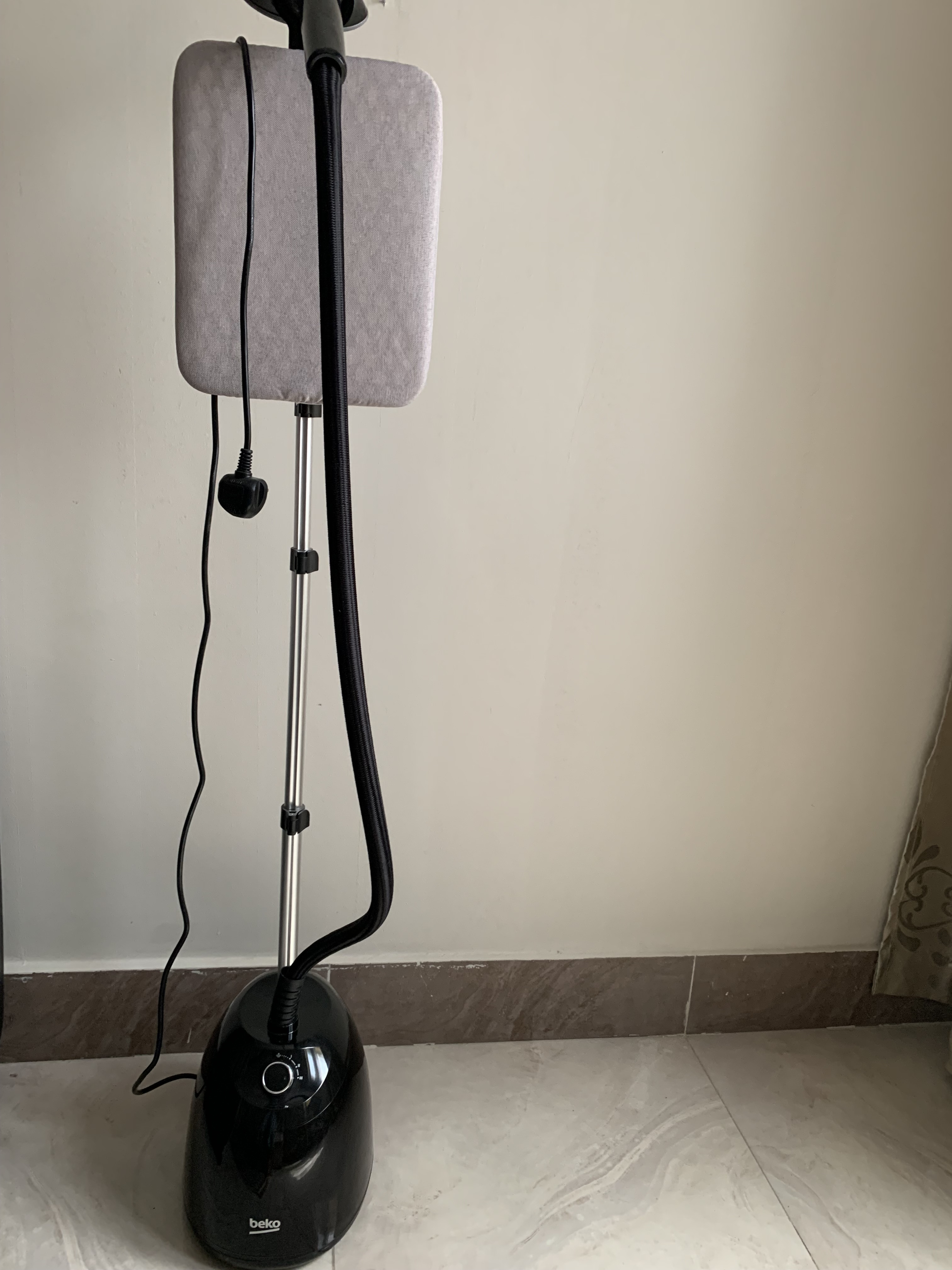 Beko 2400 W garmet steamer with fast heating for sale - Image 4