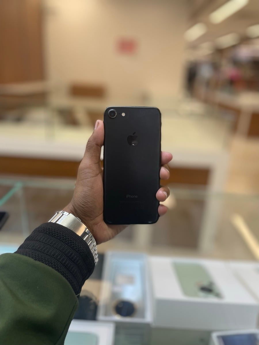 iPhone 7 - Image 1