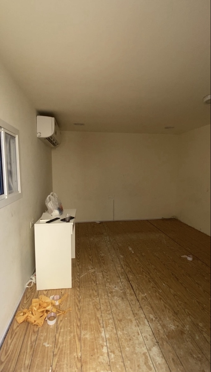 Cabin with toilet with electricity - Image 2