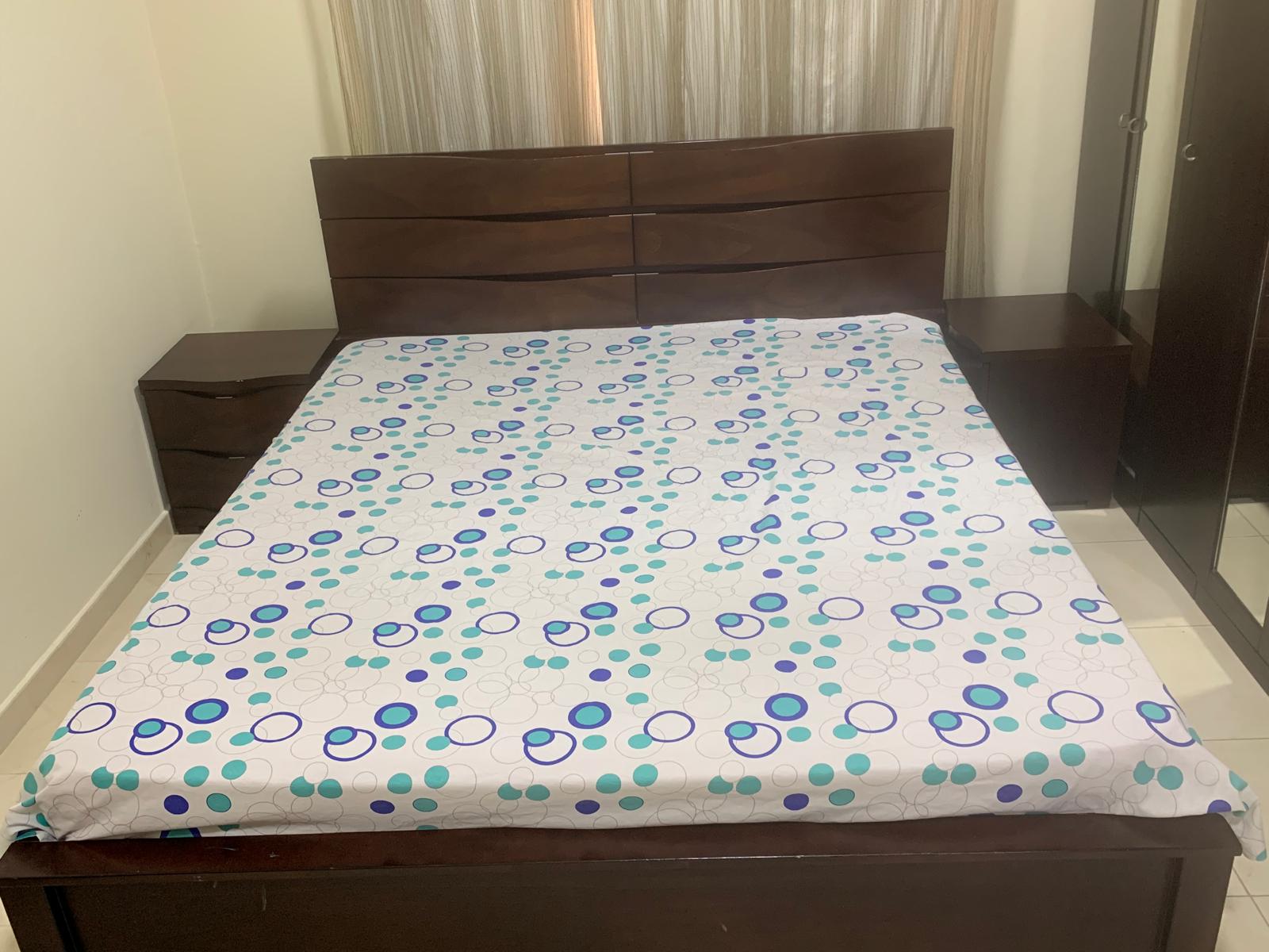 Bed set with side tables and storage drawer on both sides - Image 2
