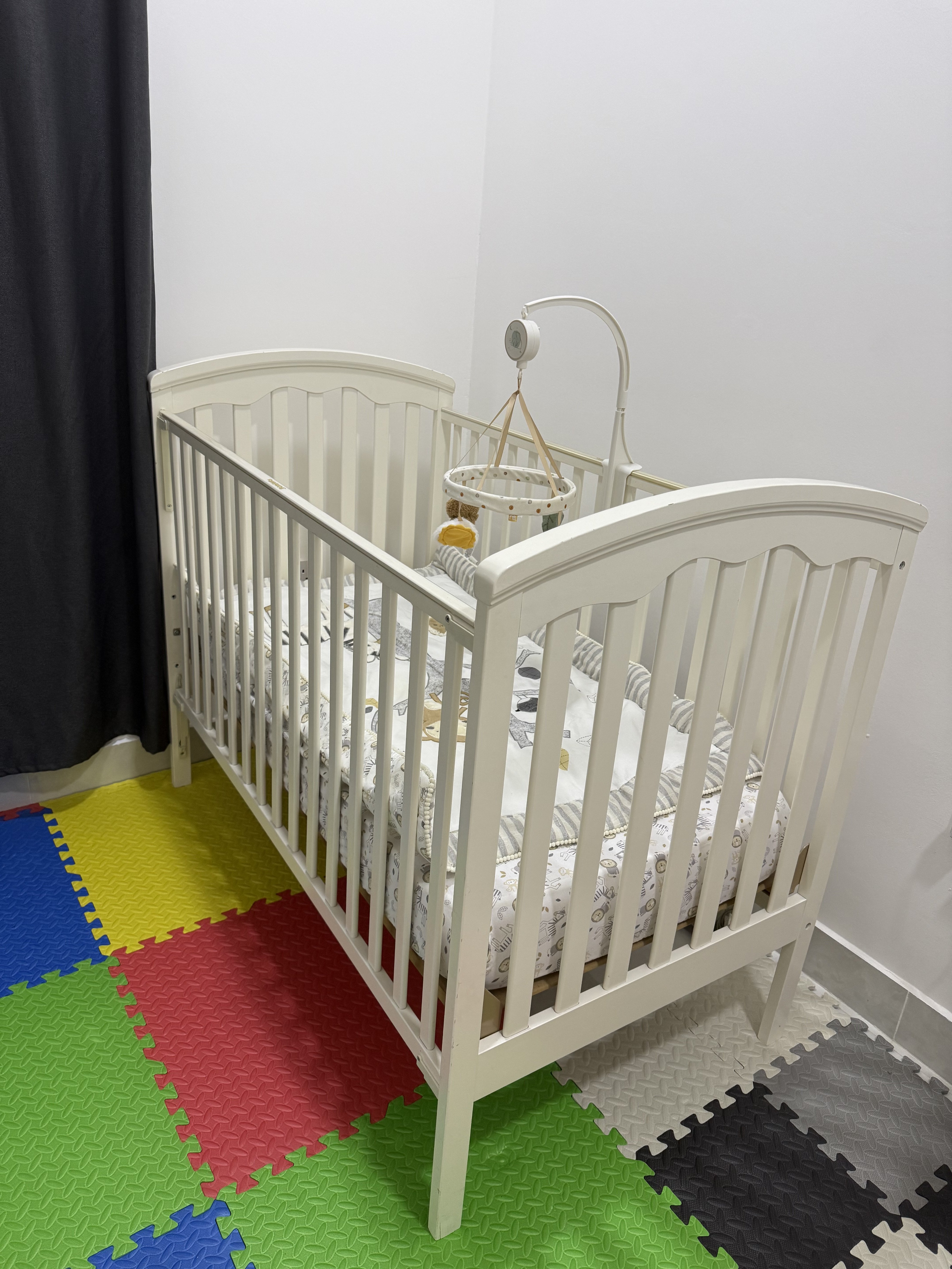 Juniors Magaret Wooden Adjustable Height Crib - Image 3
